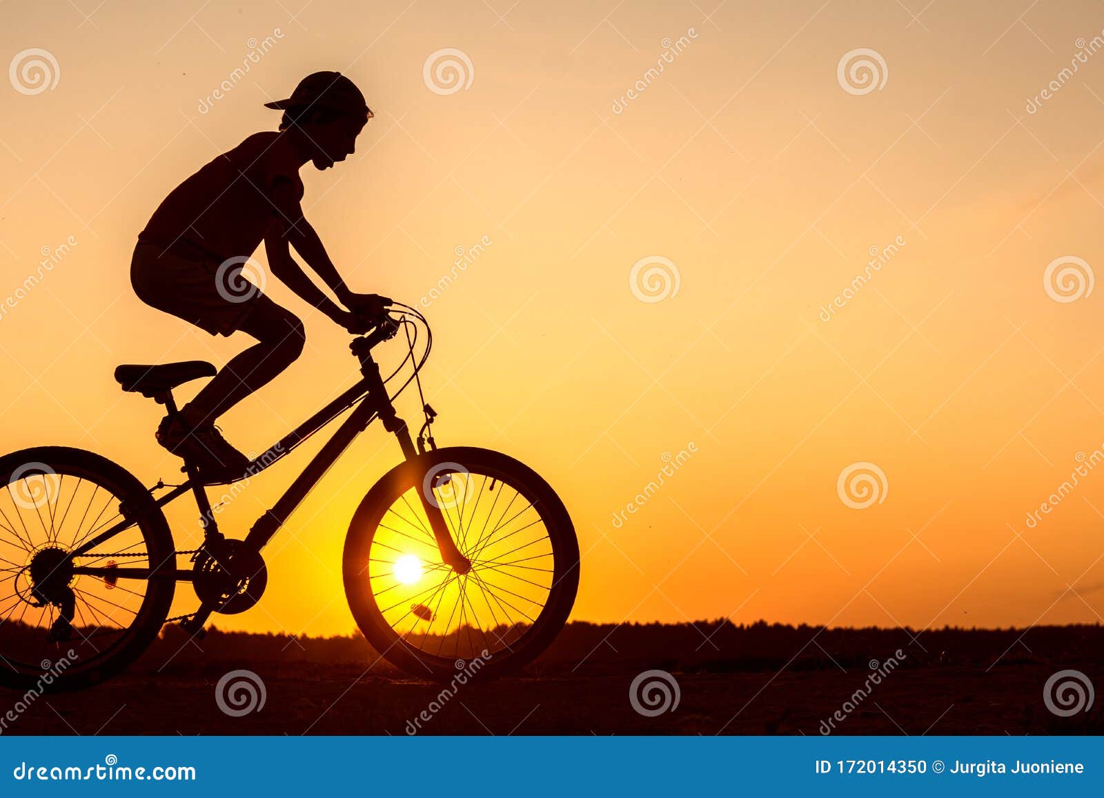 Niño, Niño De 10 Años Montando Bicicleta En El Campo, Adolescente Haciendo  Truco En Bicicleta Foto de archivo - Imagen de travieso, paseo: 172014350