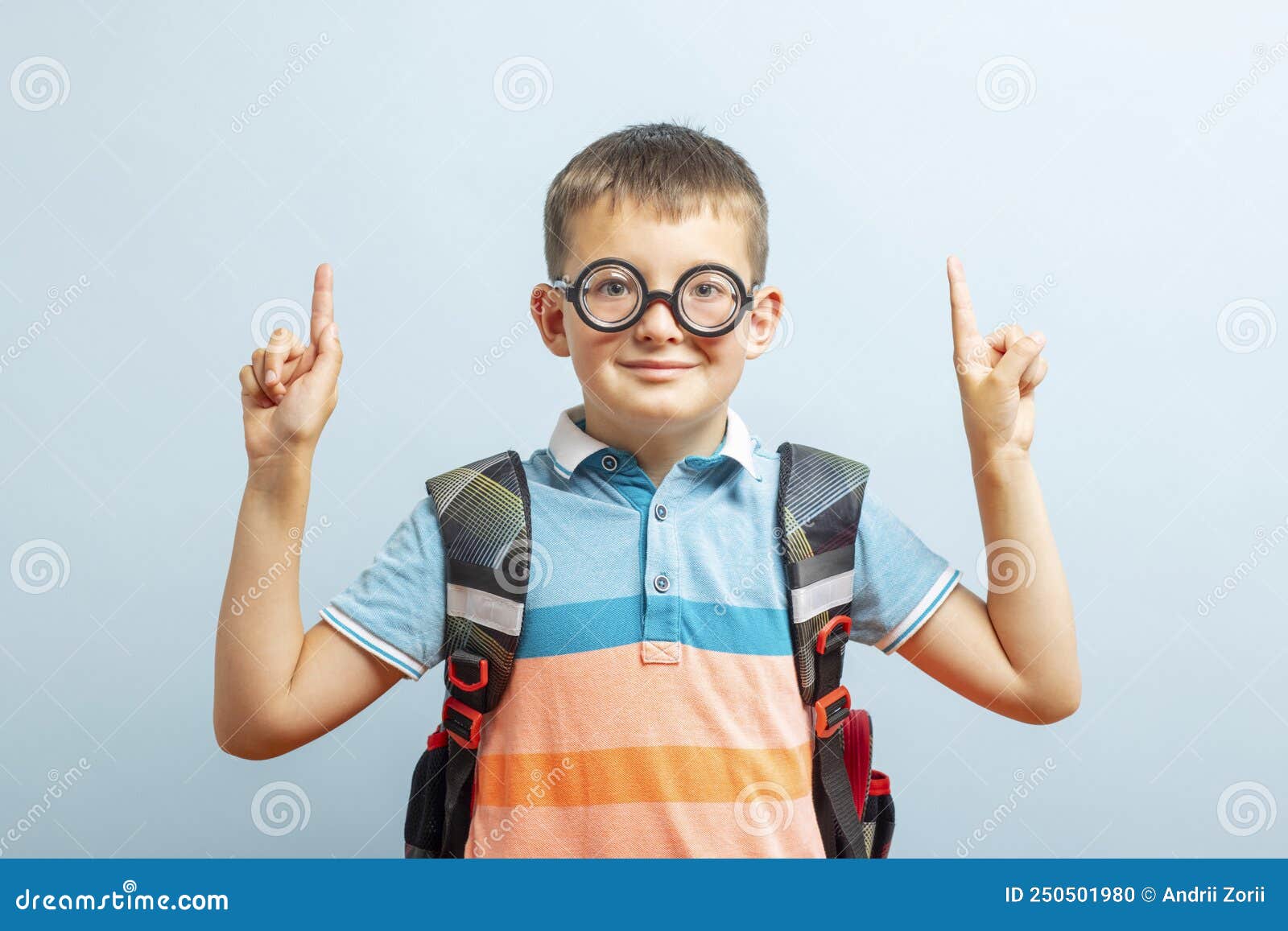 Niño con una cartera de la escuela muestran dos dedos como signo v