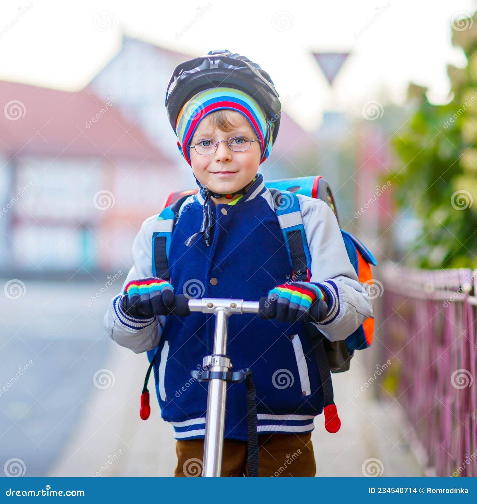 Niño De Escuela Activa Con Casco Seguro Montando Con Su Moto En La Ciudad. Niño Feliz Con Coloridas Haciendo Ciclismo Foto archivo - Imagen de cristales, vivero: 234540714