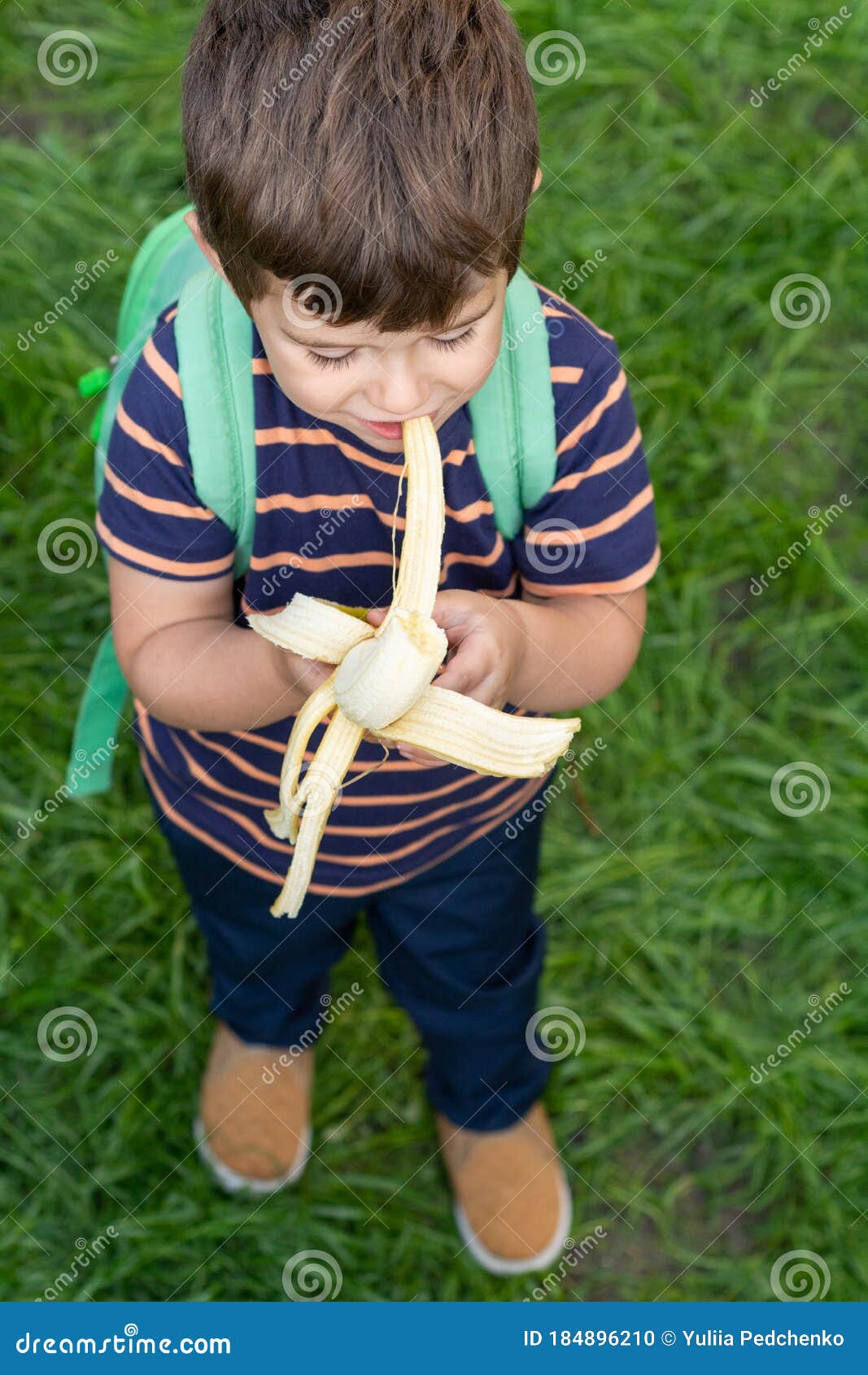 Niño De Escuela Lindo Come En La Escuela. Desayuno Escolar Saludable Para  Niños. Foto de archivo - Imagen de sano, feliz: 184896210