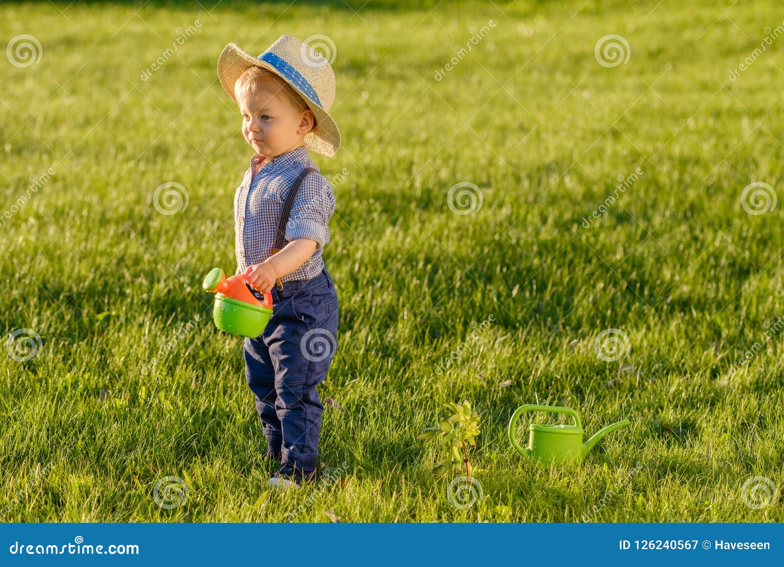 Niño Del Niño Al Aire Libre Sombrero De Paja Del Bebé Que Lleva De Un Año Usando Regadera Imagen de archivo - Imagen infante, poco: