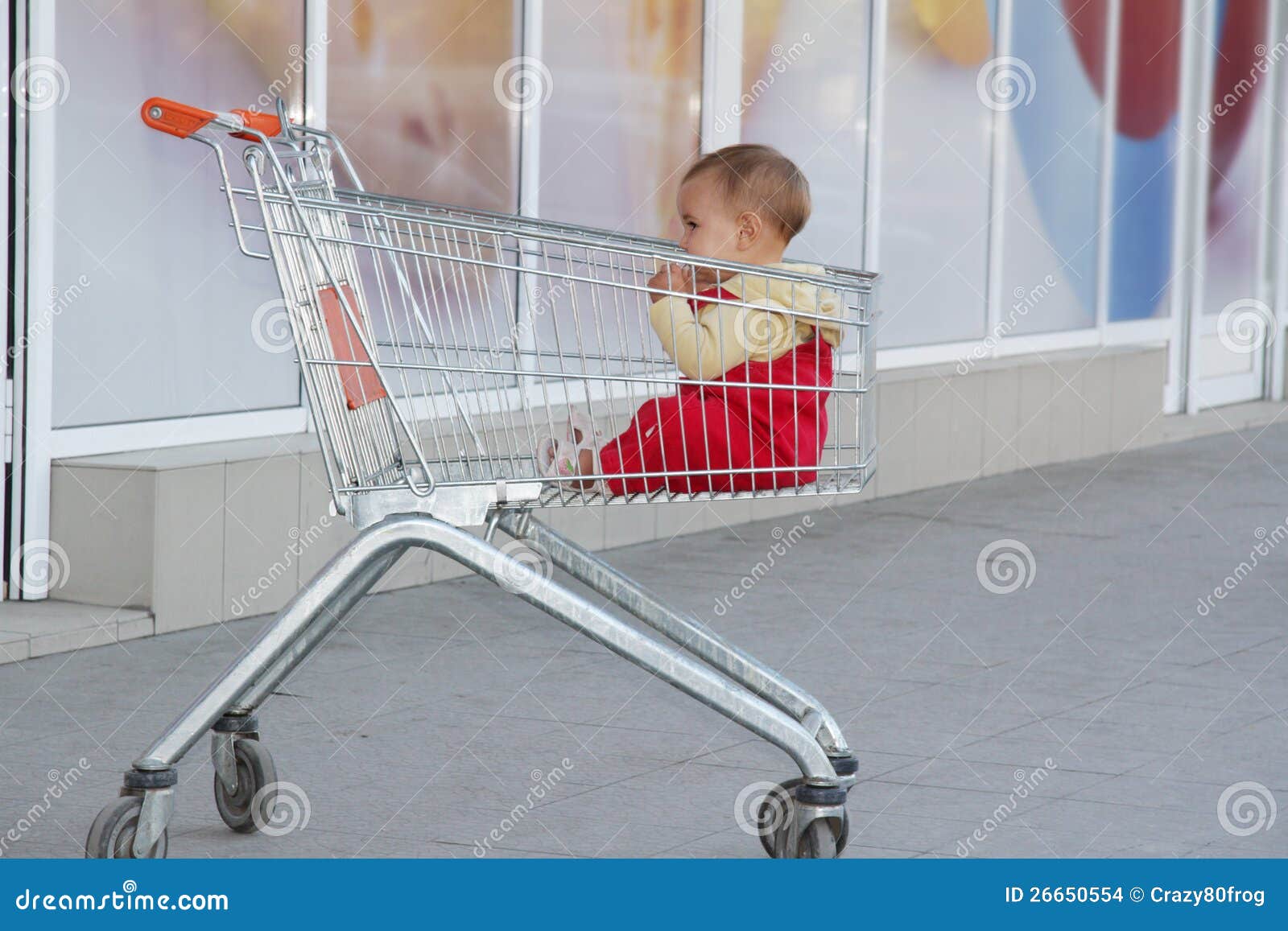 Niño Del Bebé En Carro De Compras En Supermercado Foto de archivo - Imagen de niño, carro: 26650554