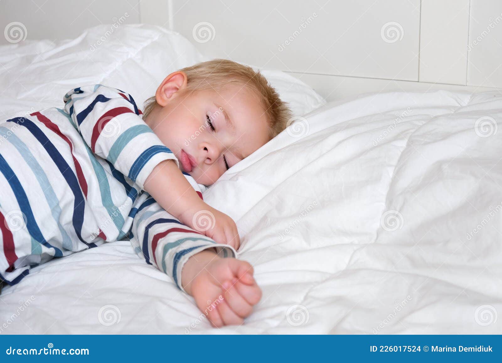 Niño Dormido En La Cama. Lindo Niño Duerme Dulcemente En Una Acogedora  Manta Blanca a Su Lado Niño De 2 Años Durmiendo En Foto de archivo - Imagen  de vivero, inocente: 226017524