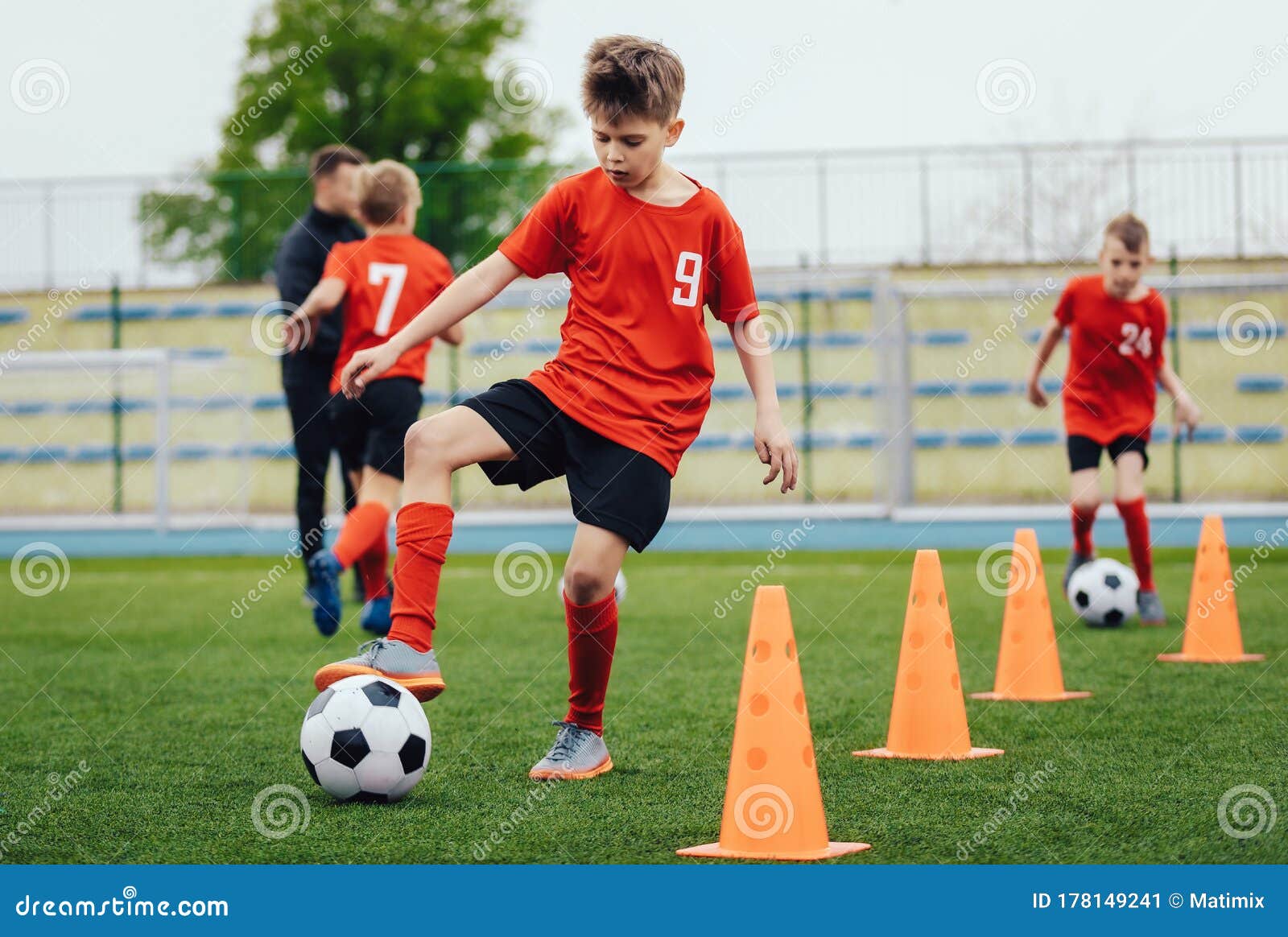 Niño En Equipo De Fútbol Infantil En Entrenamiento. Niños Practicando Al  Aire Libre Con Balones De Fútbol Imagen de archivo - Imagen de juego,  balompié: 178149241