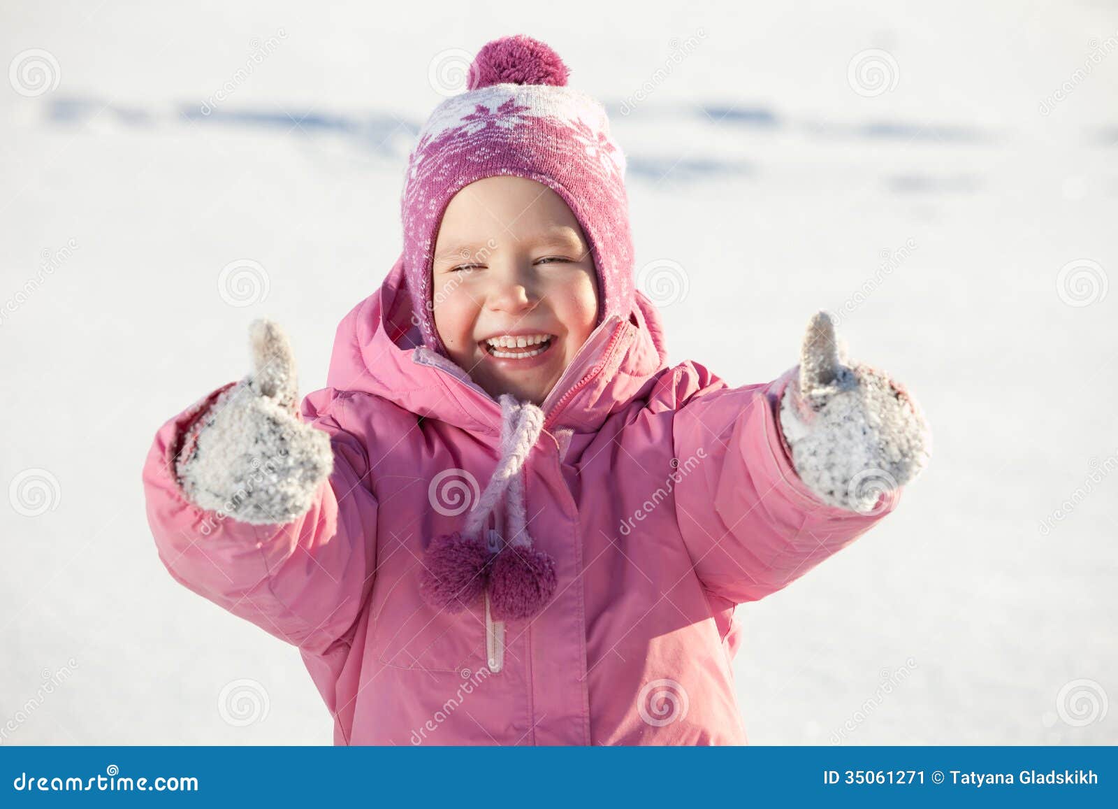 Колд дети. Smiling children in the Cold. A child with a Cold. The child is Cold. Edu Kids Cold.