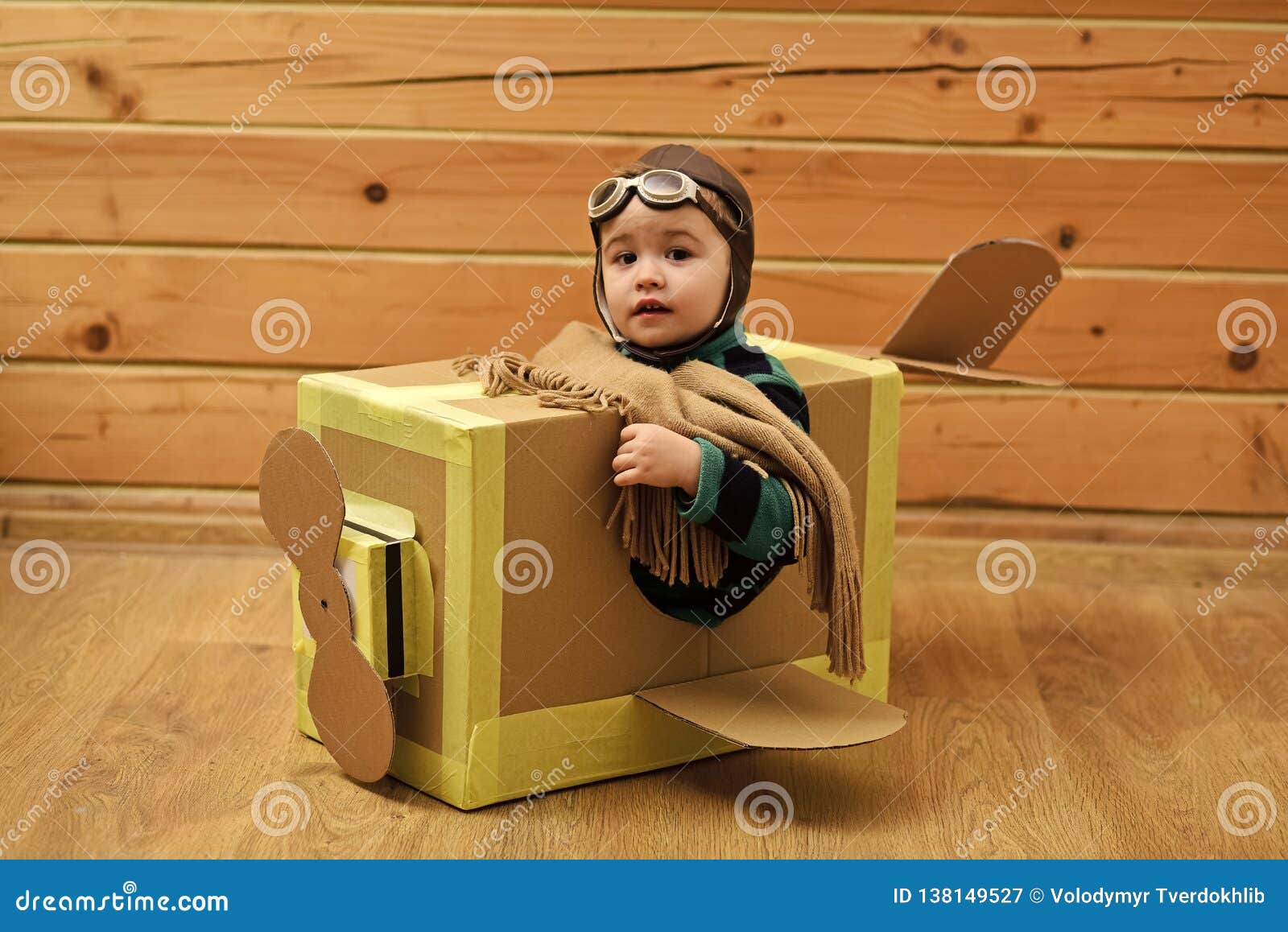 Niño En Jugar De La Caja De Cartón Imagen de archivo - Imagen de correo,  muchacho: 138149527