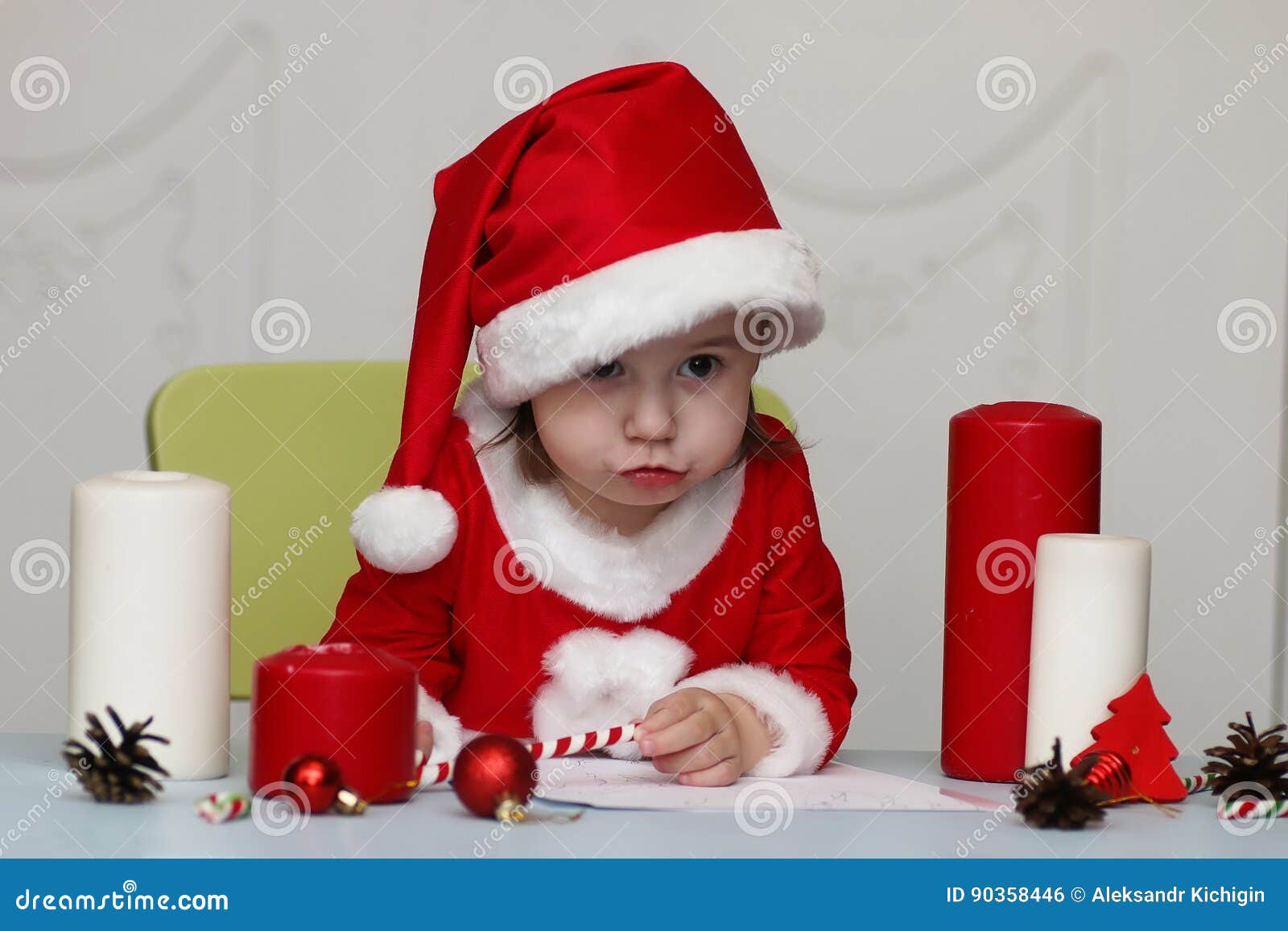 Niño Un Traje De Santa Claus Que Escribe Una Letra Foto de archivo - de santa, fondo: