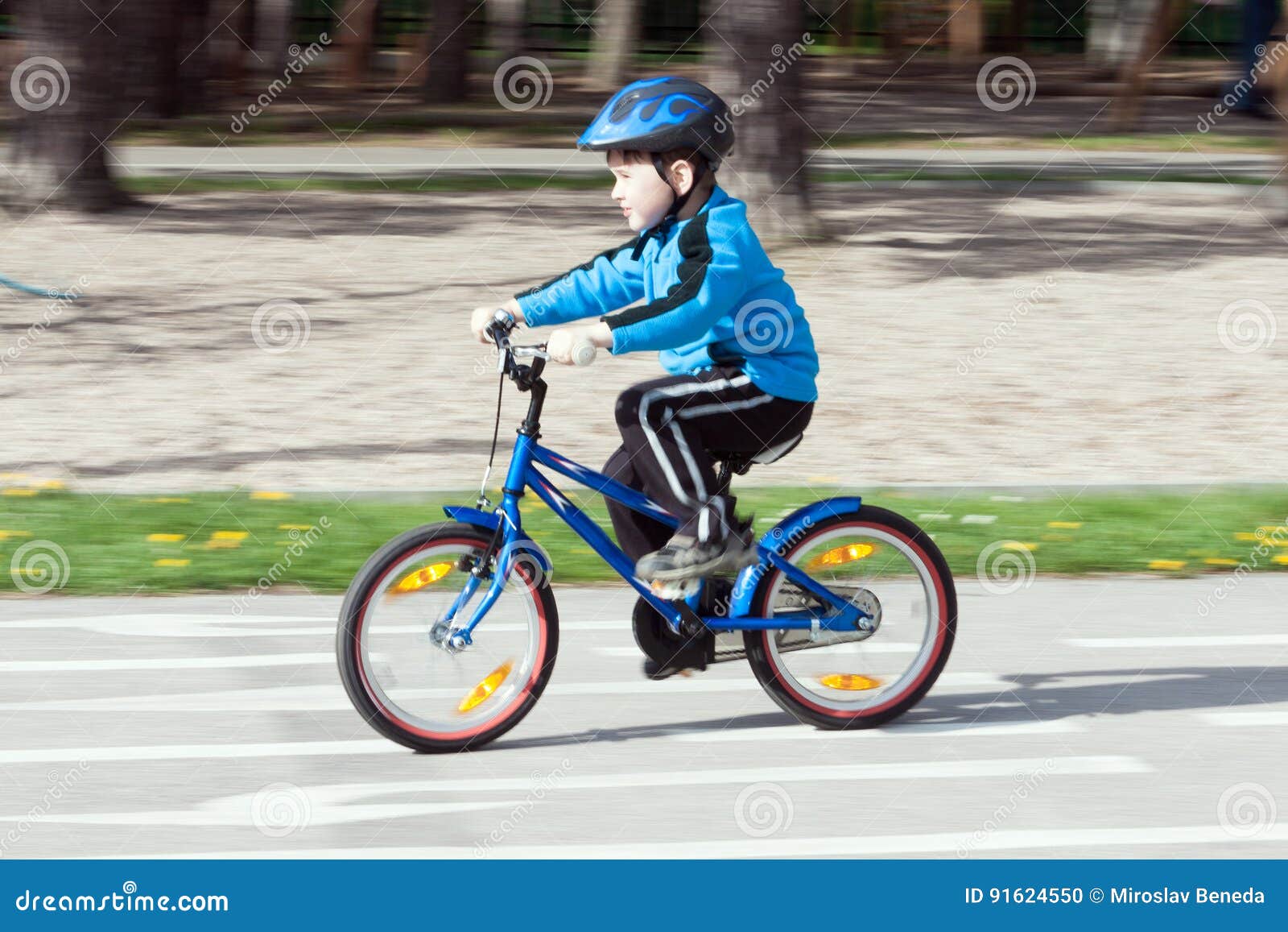 Niño en bicicleta foto de archivo. Imagen de cabrito - 91624550