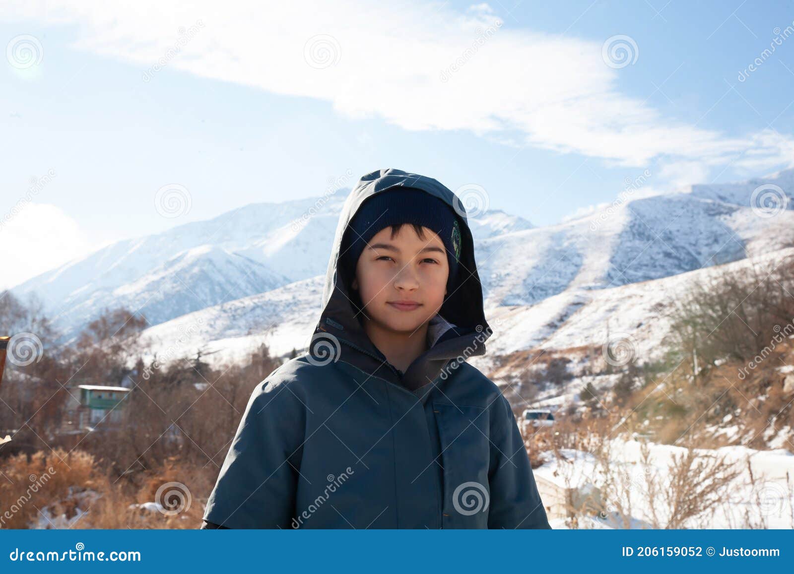 Caminando En Montañas Soleadas Ropa De Niños Para Las Montañas Retrato Cercano Sonriente Foto de archivo - de gente, 206159052