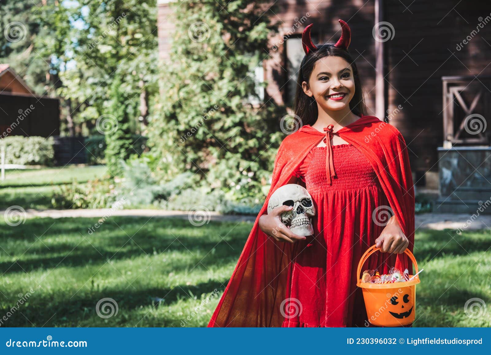 inversión tipo Enviar Niño Feliz Con Traje De Demonio Rojo Foto de archivo - Imagen de fondo, compartimiento: 230396032 inversión tipo Enviar Niño Feliz Con Traje De Demonio Rojo Foto de archivo - Imagen de fondo, compartimiento: 230396032