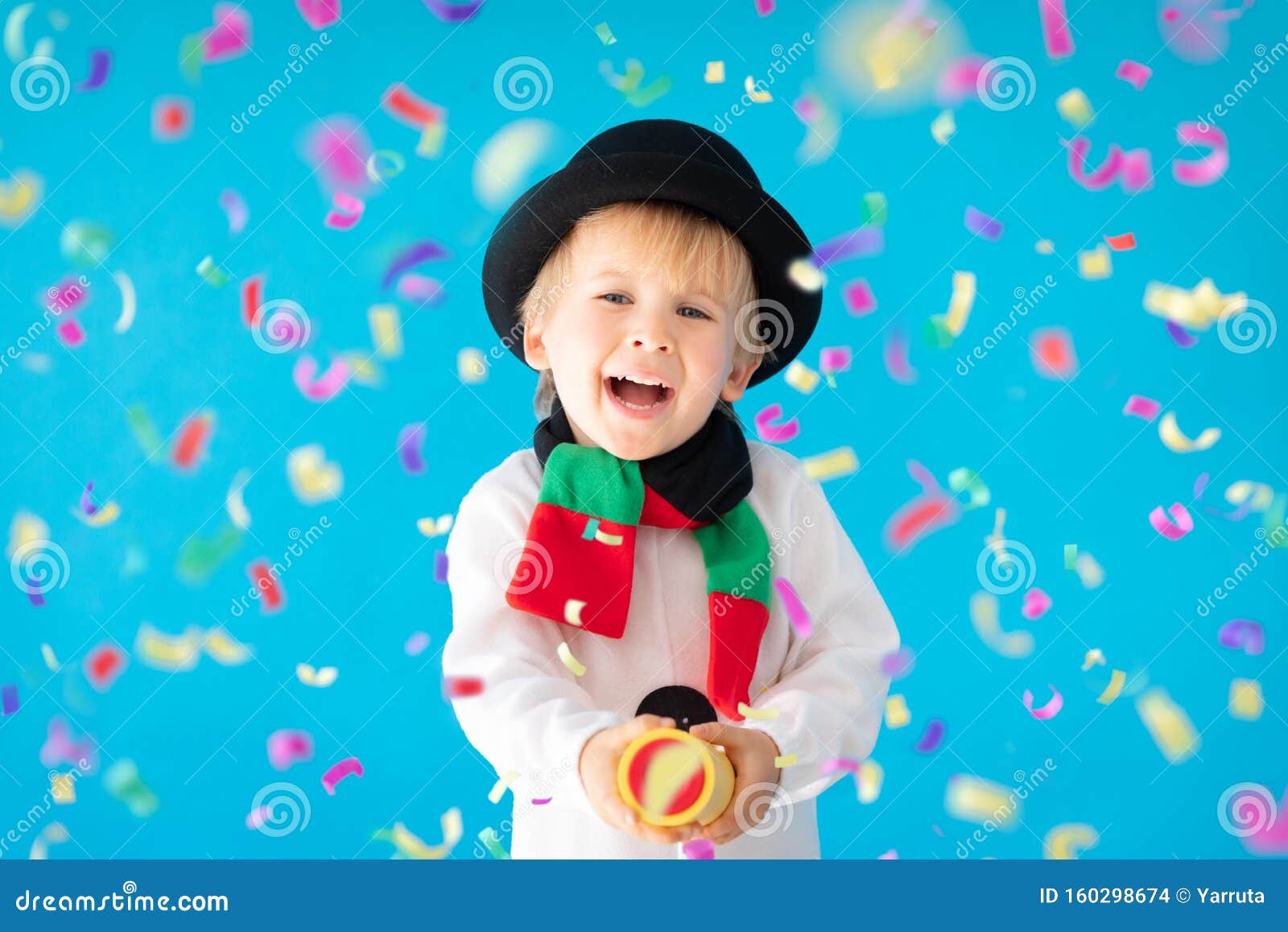 Niño Feliz Con Un Muñeco De Nieve Sosteniendo Un Pimiento Foto de archivo - Imagen de sosteniendo, feliz: 160298674
