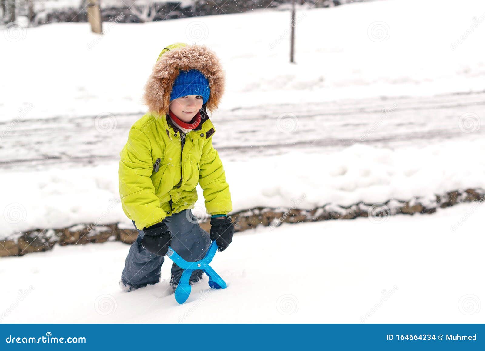 Niño Feliz Juega Con Nieve Niño En Ropa De Invierno De Moda Al Aire Libre  Vacaciones Familiares De Invierno Foto de archivo - Imagen de juego, ropa:  164664234