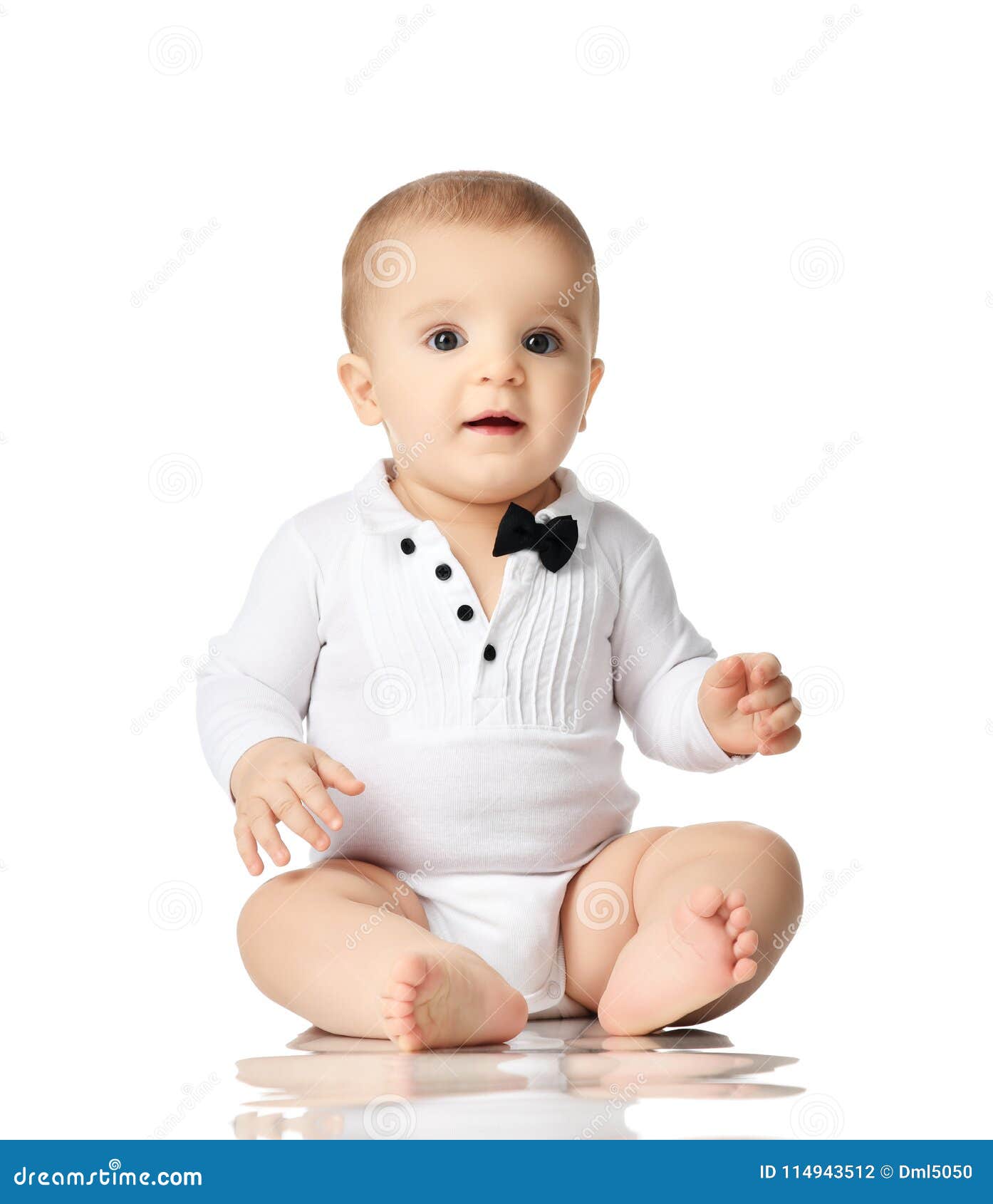 Niño Infantil Del Bebé Del Niño 8 Meses Que Se En Camisa Blanca Y El Lazo Negro Aislados Foto de archivo - Imagen de cabrito, ropas: 114943512