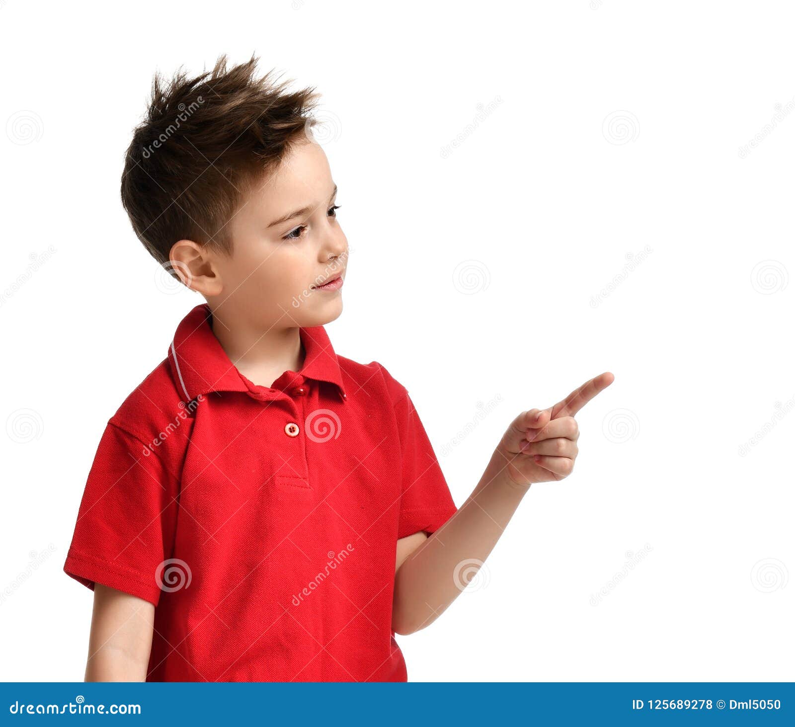 Niño Joven Del Muchacho En Camiseta Roja Del Polo Que Señala Un Finger En  La Esquina Aislada En Blanco Foto de archivo - Imagen de mirando, feliz:  125689278