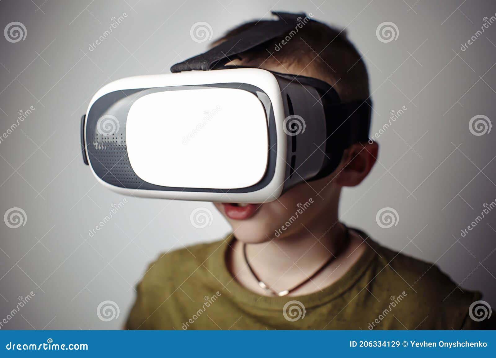 Niño Jugando Aplicación De Juego Móvil En Dispositivo Gafas De Realidad  Virtual En Fondo Blanco. Acción Del Chico Y Uso En El Cuad Imagen de  archivo - Imagen de moderno, video: 206334129