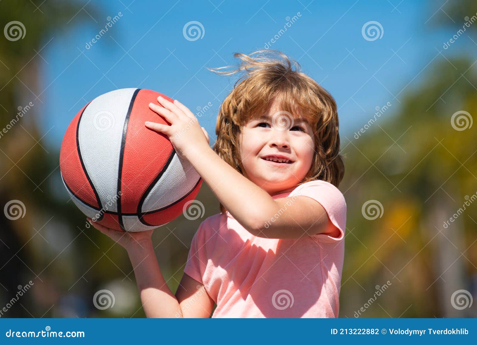 Niño Jugando Baloncesto Con El Balón De La Cesta. Niño Que Presenta Una  Pelota De Baloncesto. Foto de archivo - Imagen de afuera, salto: 213222882