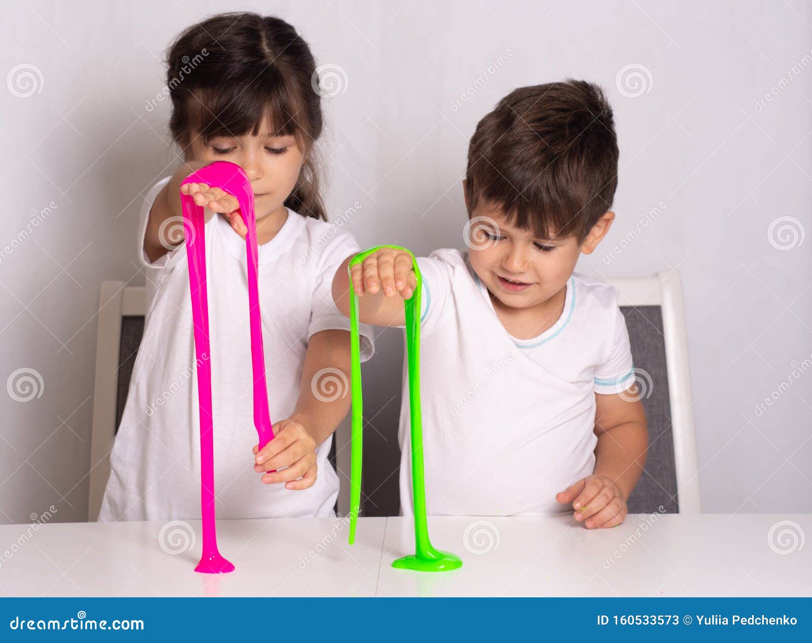 Niño Jugando Con Slime. Los Niños Aprietan Y Se Estiran Delgado Imagen de archivo - Imagen de slime, niño: 160533573