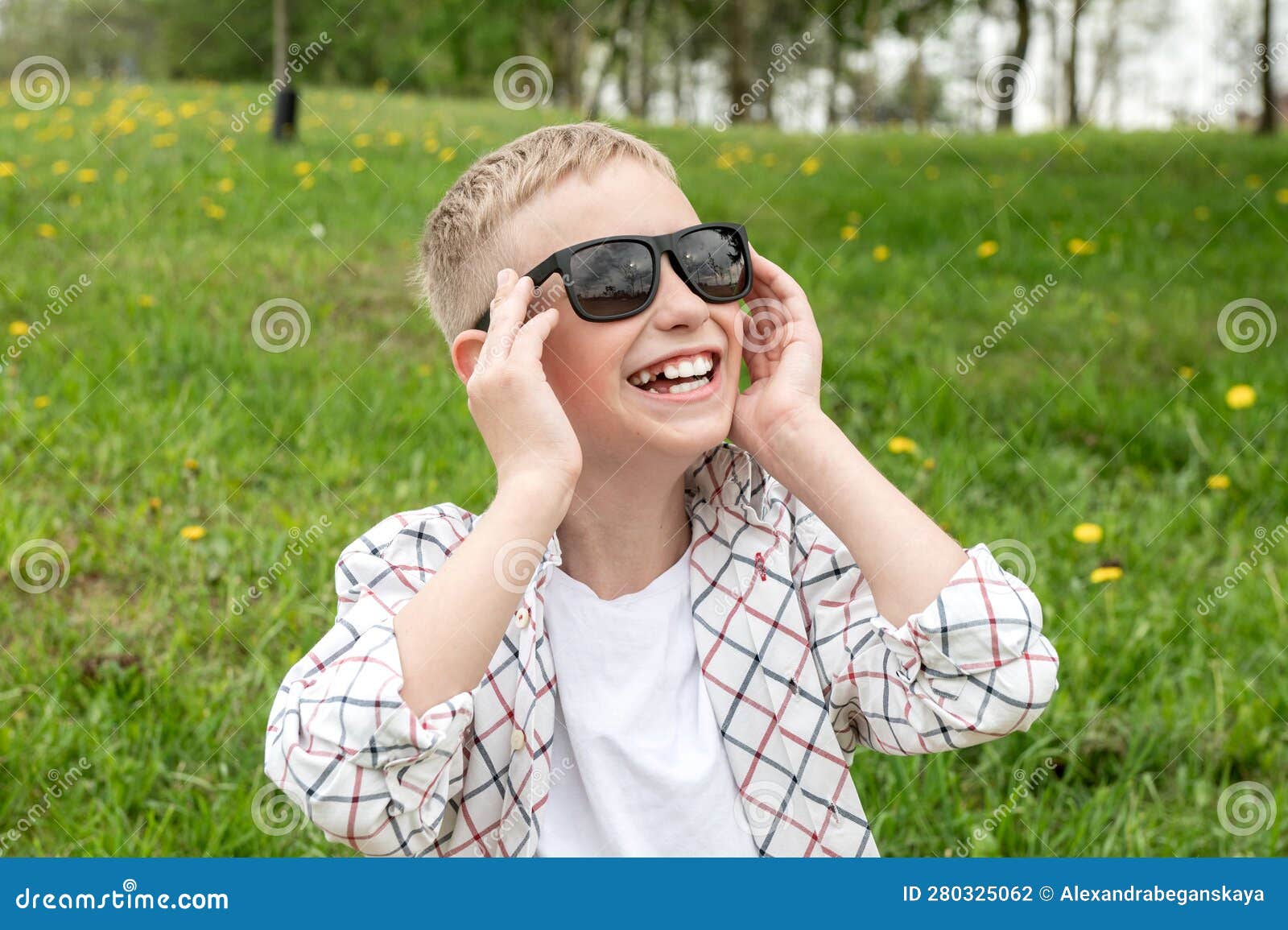 Niño Lindo Puesto Gafas De Sol Colorciegas Y Risas. Dientes