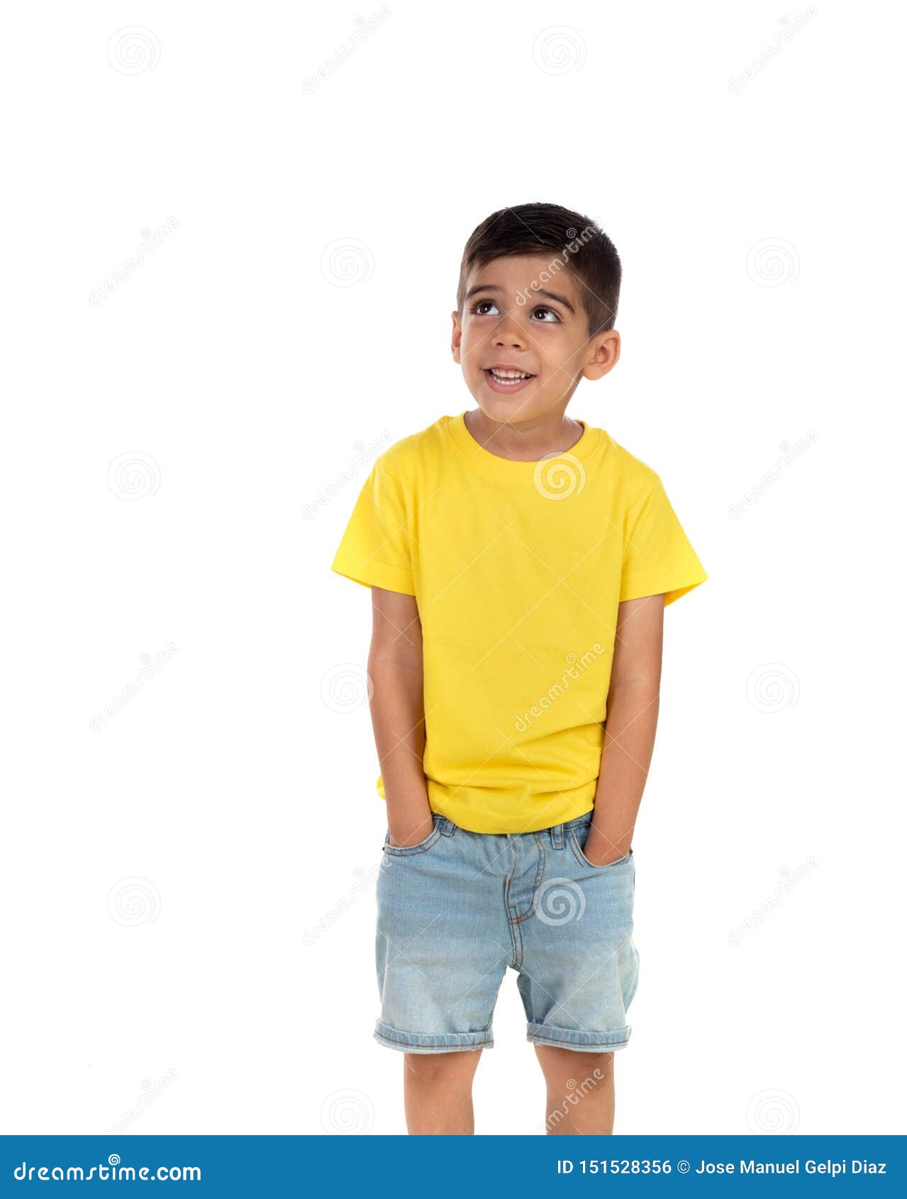 Niño Oscuro Feliz Con La Camiseta Amarilla Foto de archivo