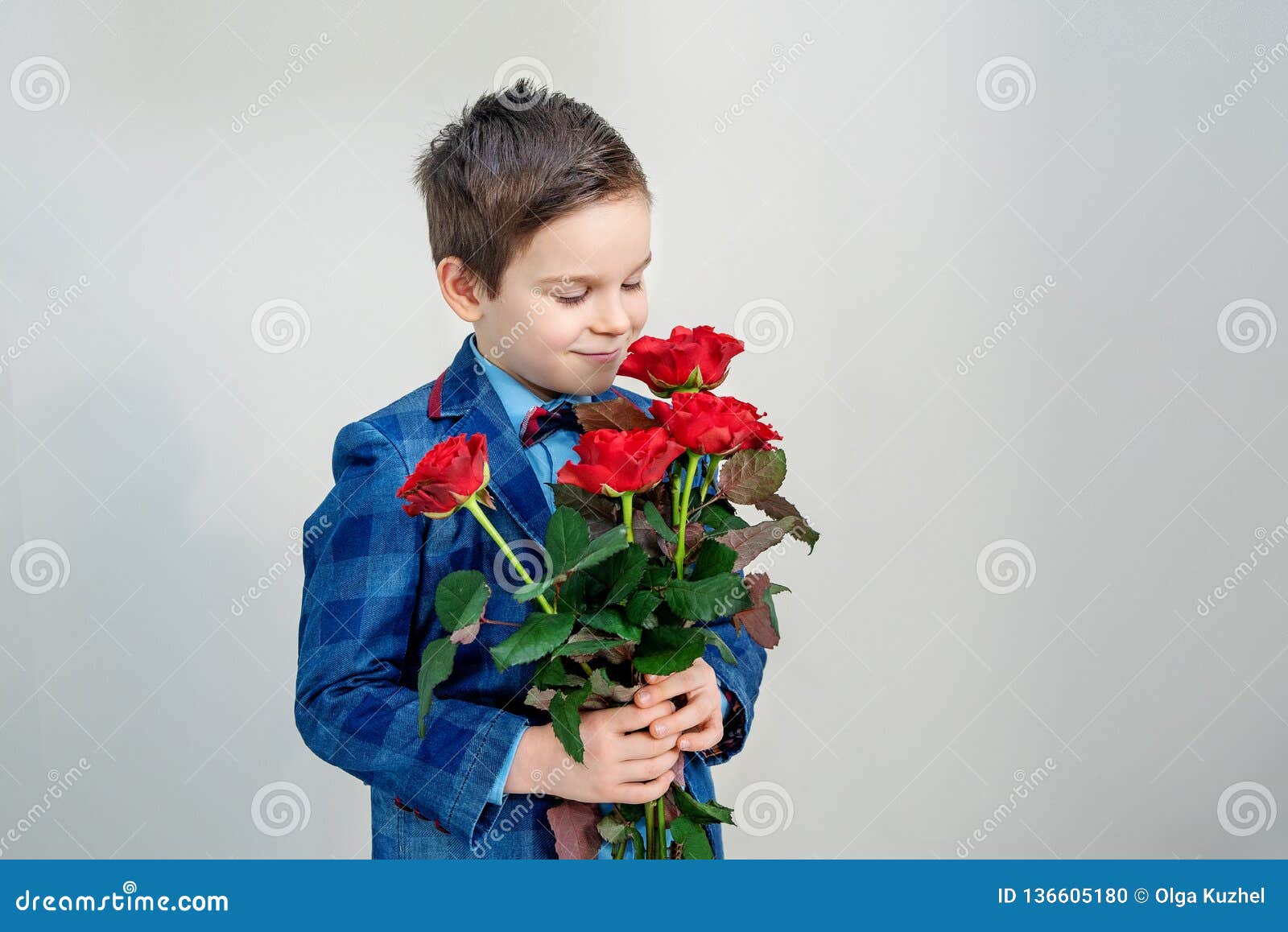 Niño Pequeño Adorable En Traje Con El Ramo De Rosas Rojas En Un Fondo  Ligero Foto de archivo - Imagen de sonrisa, amor: 136605180