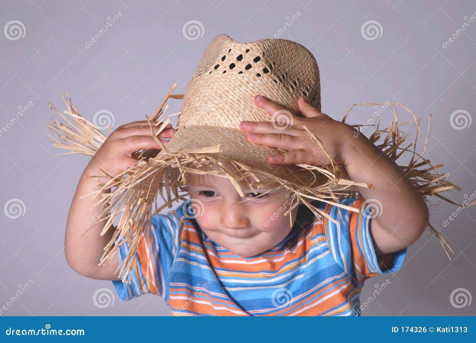 Niño Pequeño Con El Sombrero De Paja Foto de archivo - Imagen de sombrero,  interesado: 174326