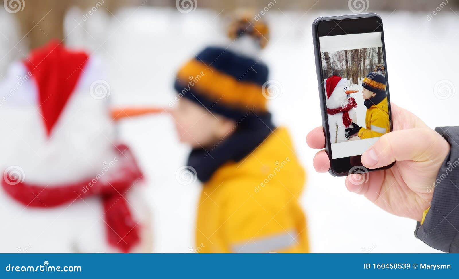 Niño Pequeño Con Su Padre Construyendo Muñeco De Nieve En Parque De Nieve Imagen de archivo - Imagen de muñeco, parque: 160450539