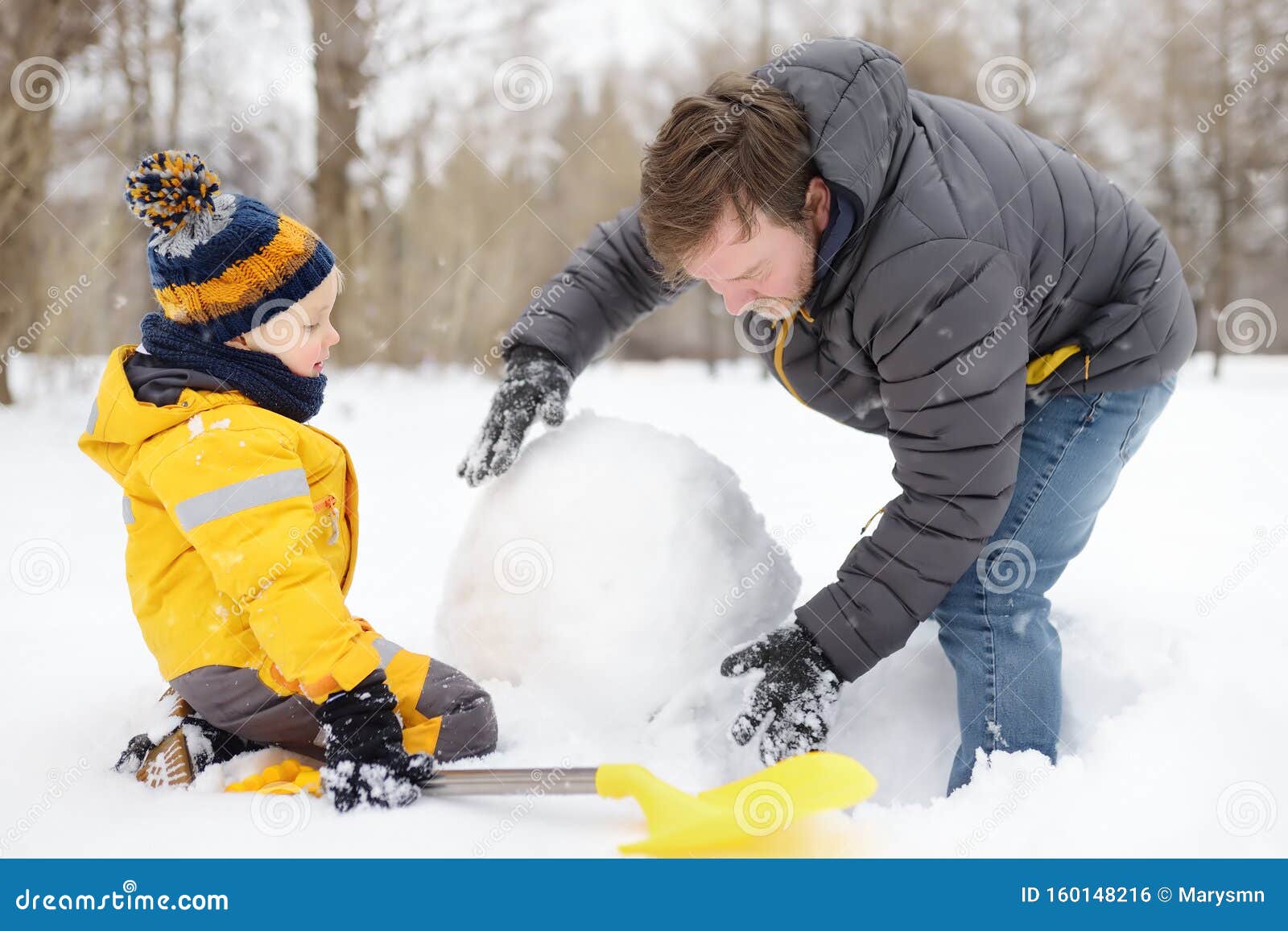 Niño Pequeño Con Su Padre Construyendo Muñeco De Nieve En Parque De Nieve. Actividad Al Aire Libre Con Niños En Invierno Foto de archivo - Imagen de pequeño, actividad: 160148216