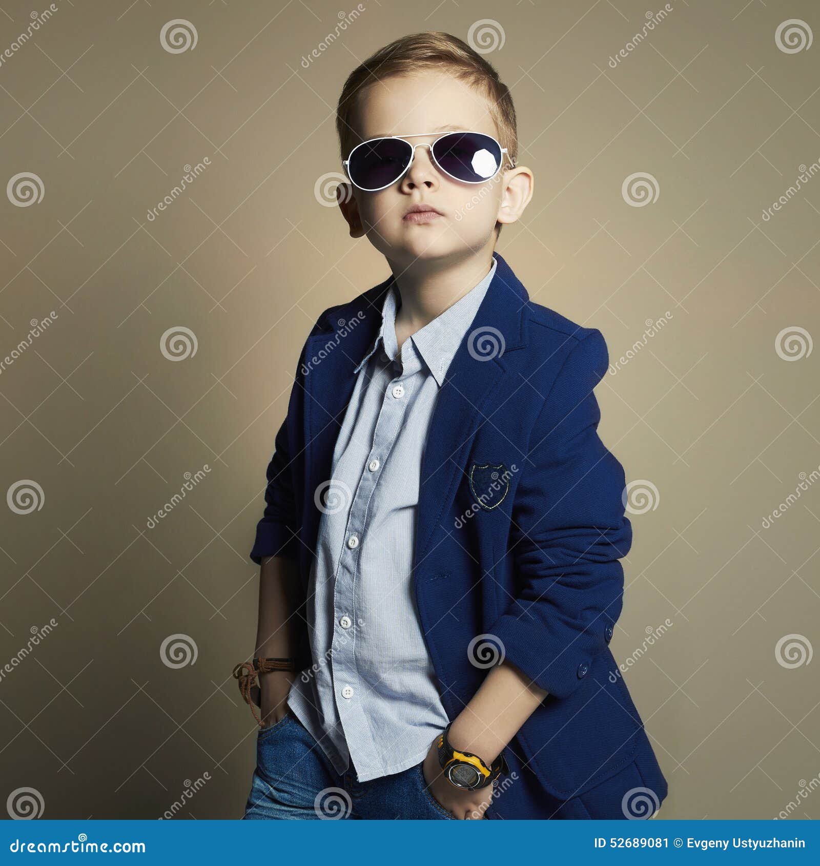 Niño Pequeño Elegante En Gafas De Sol Y Ropa De Moda Moda Del ` S