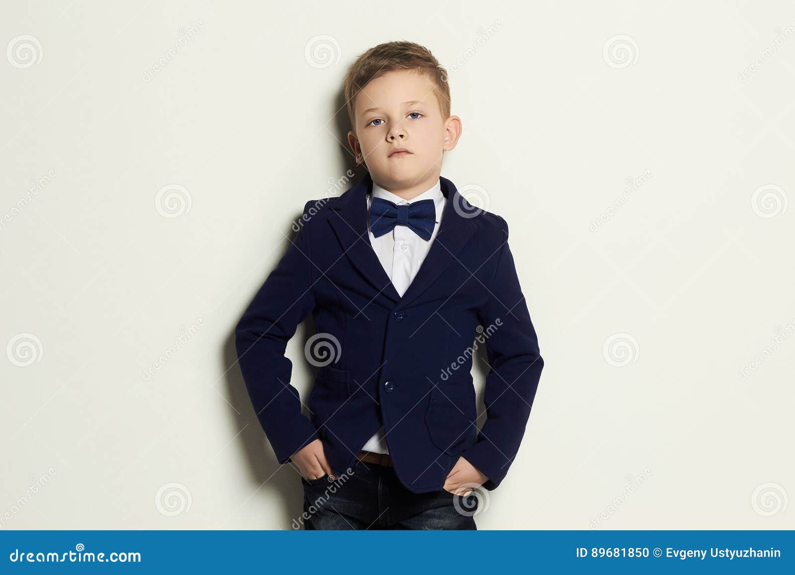 Niño vestidos con mono de trabajo fotografías e imágenes de alta resolución  - Alamy