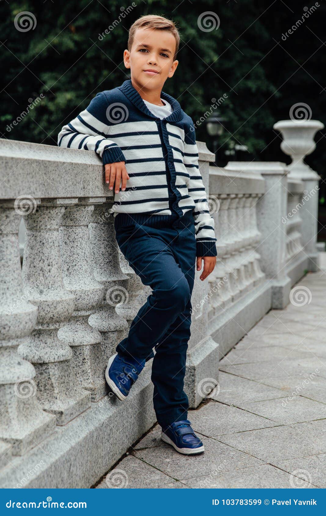 Niño Elegante En Gafas De Sol Y Moda Moda Del ` S De Los Niños de archivo - Imagen de edificio, manera: 103783599