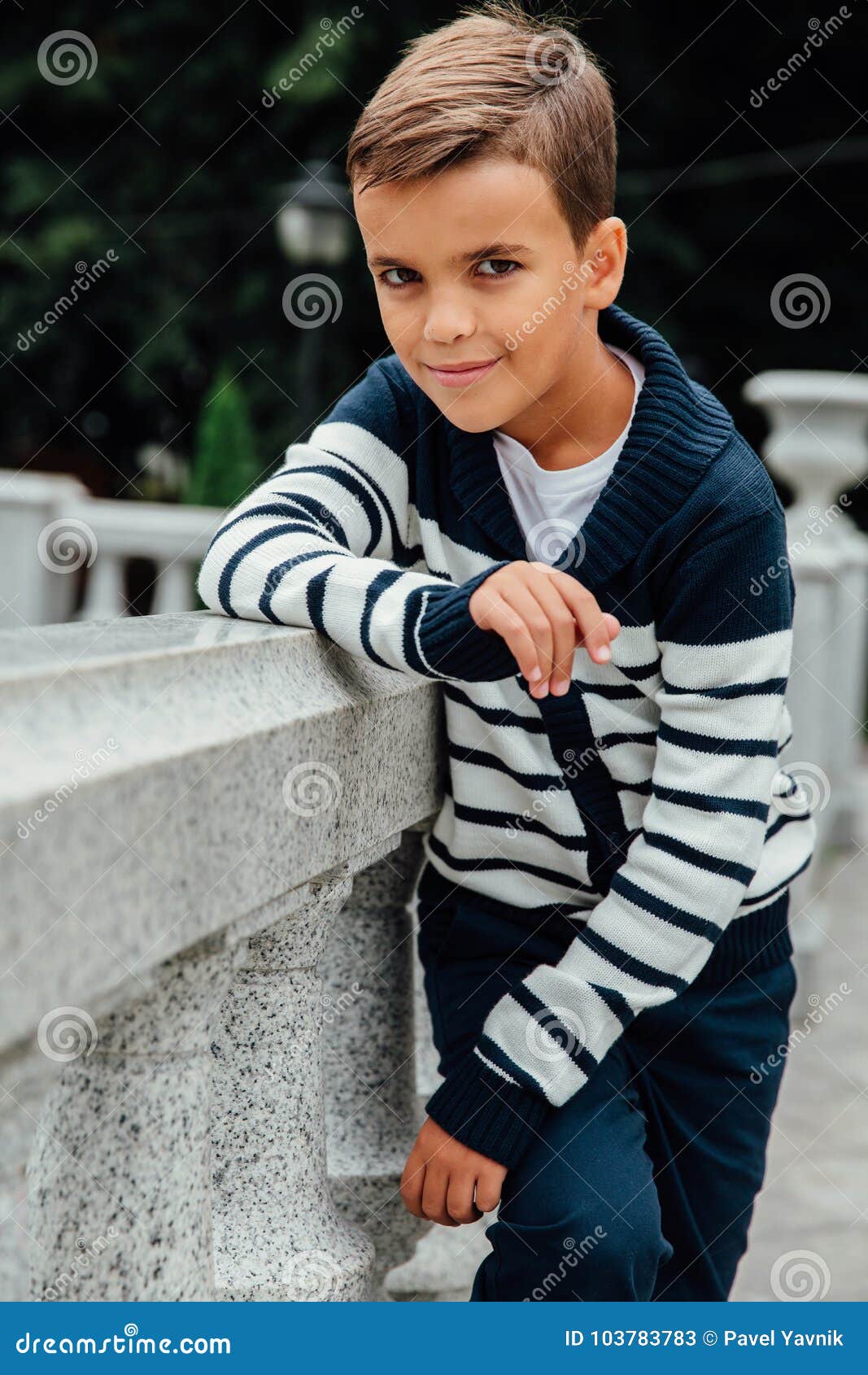 Niño Pequeño Elegante En Gafas De Sol Y Ropa De Moda Moda Del ` S De Los  Niños Imagen de archivo - Imagen de individuo, edificio: 103783621