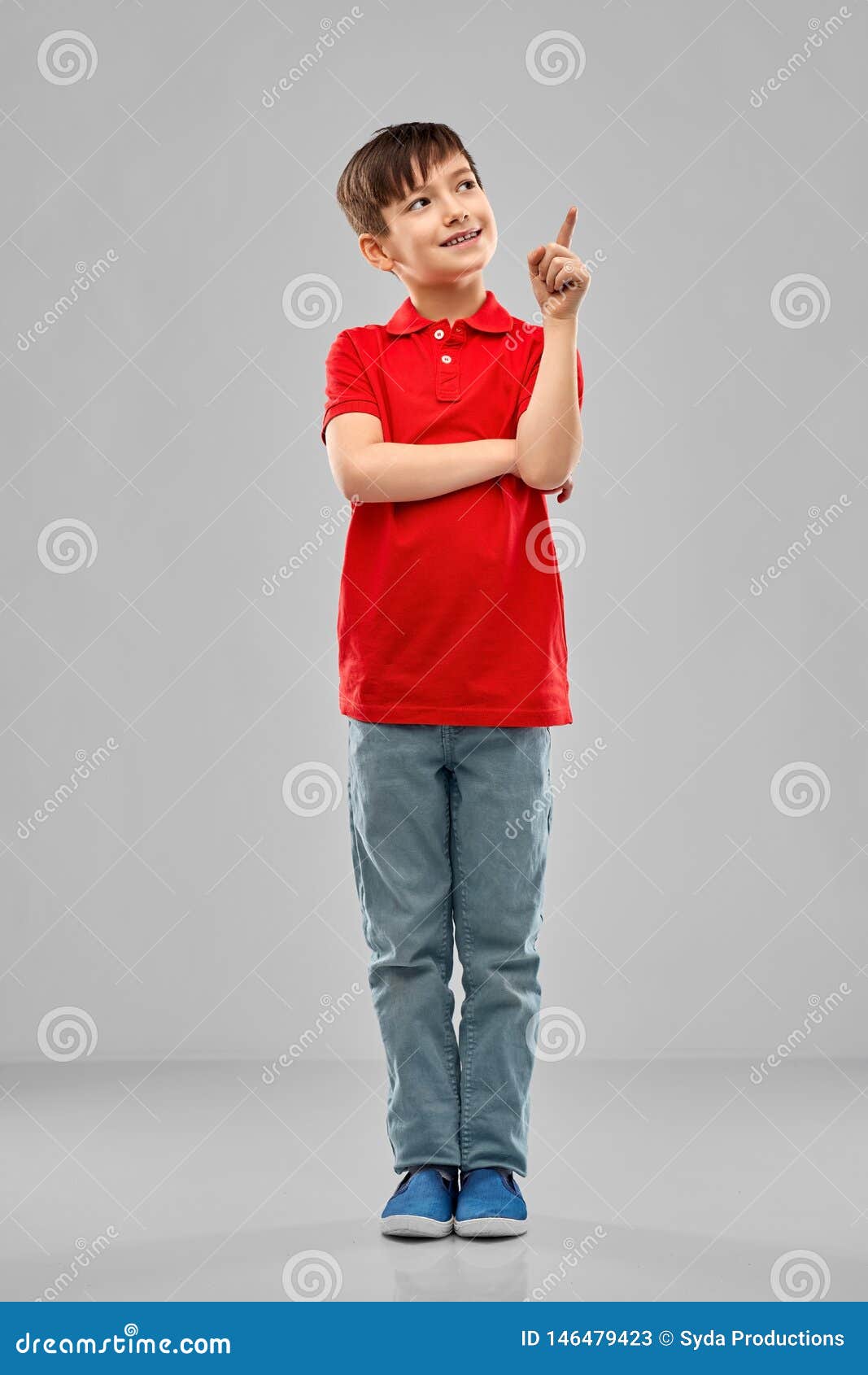 Niño Pequeño En Camiseta Roja Del Polo Que Destaca El Finger Imagen de  archivo - Imagen de pensamiento, alegre: 146479423