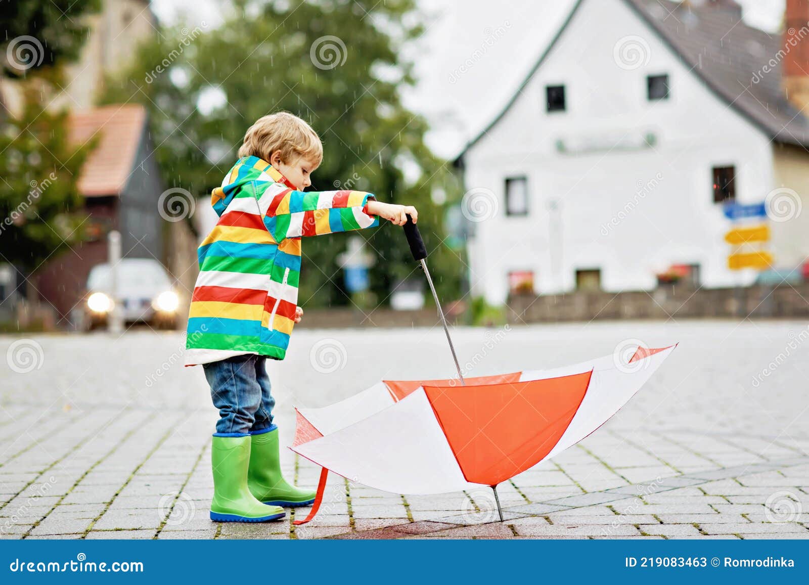 Niño Jugando Bajo Lluvia Otoño Niño Con Paraguas Niño Corriendo