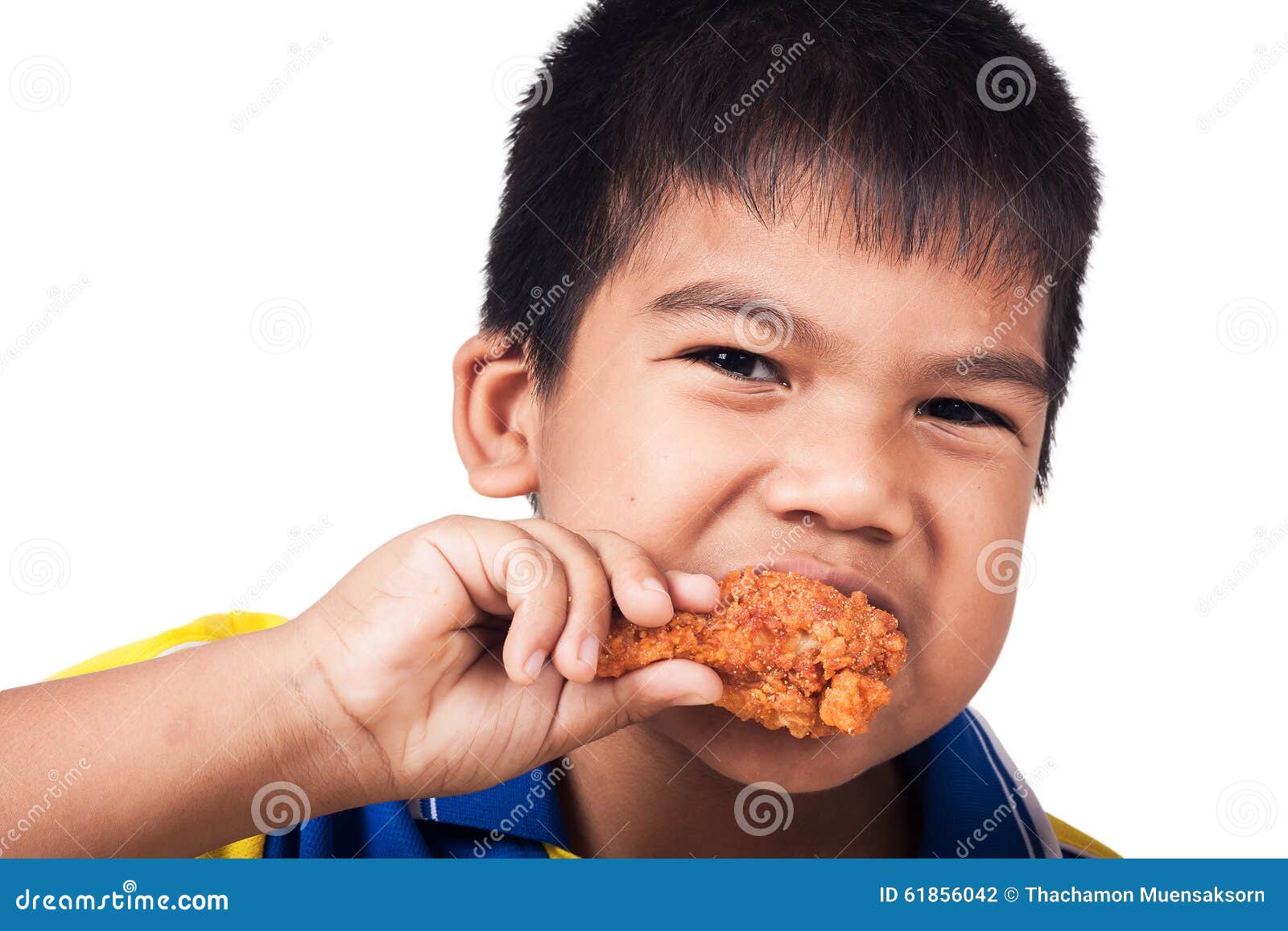 Niño Pequeño Que Come El Pollo Frito Foto de archivo - Imagen de comer,  negro: 61856042