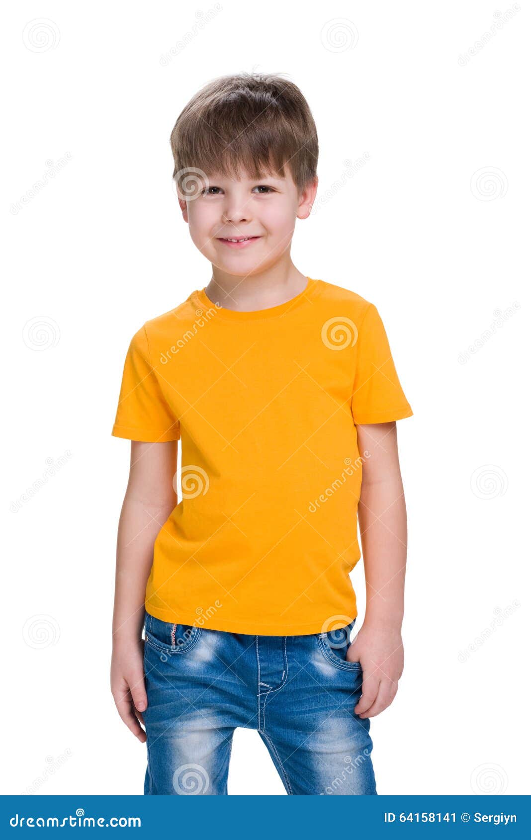 Un Niño Pequeño Lindo Con La Camiseta Amarilla Está En Contra El Fondo Azul  Fotos, retratos, imágenes y fotografía de archivo libres de derecho. Image  31453564