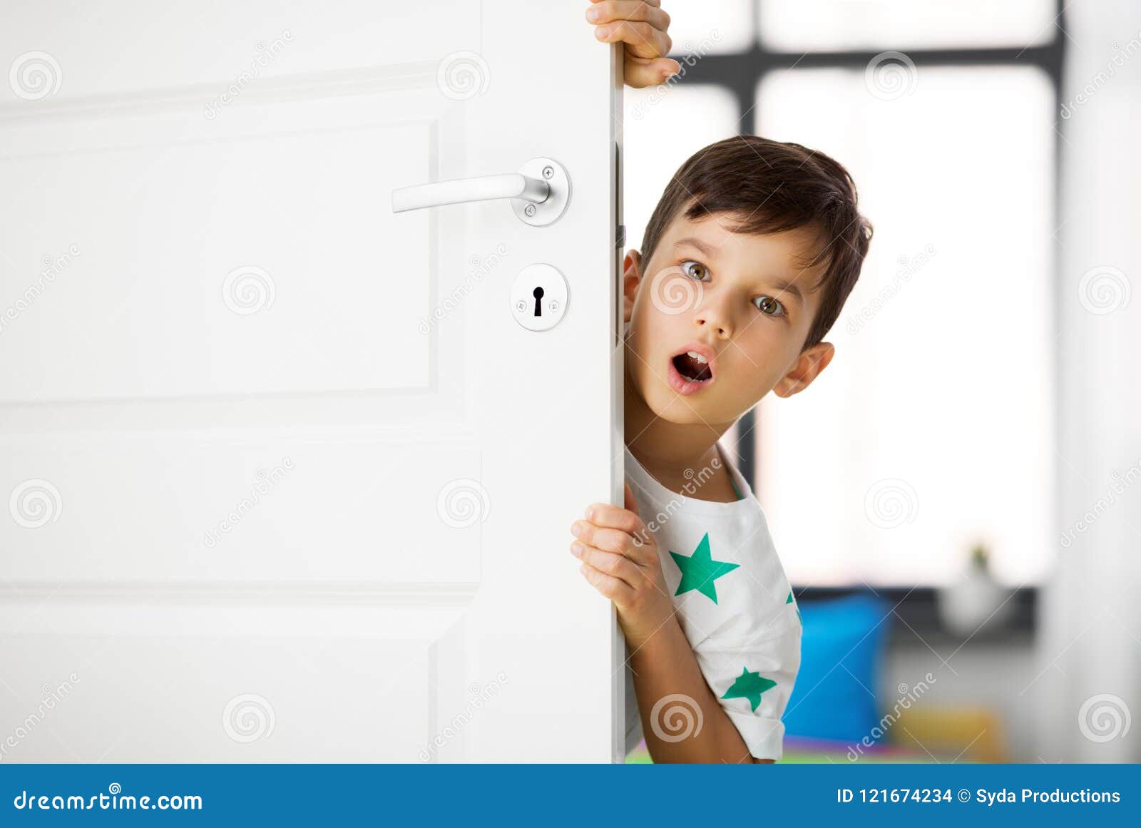 Мальчик и дверь открылась. Мальчик выглядывает. Мальчик выглядывает из двери. Ребенок выглядывает из за двери. Человек выглядывает из двери.