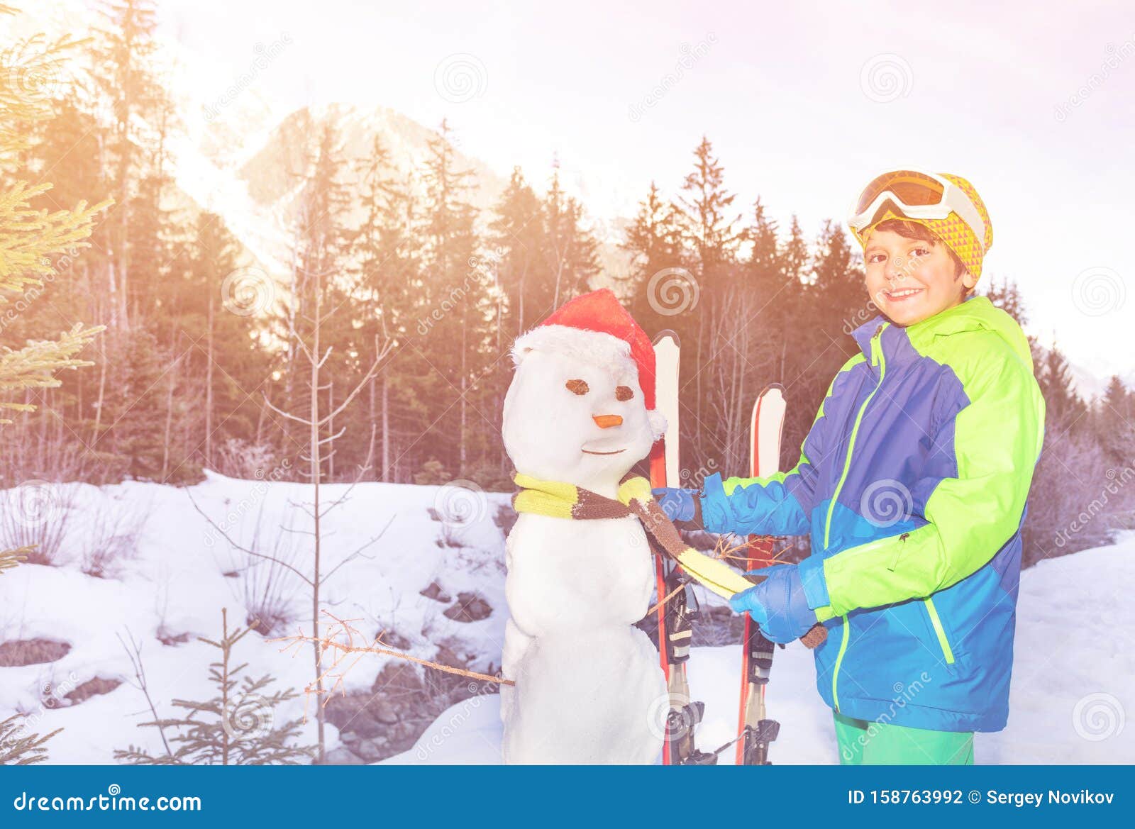 Niño Puesto En Una Bufanda Haciendo Muñeco De Nieve Con Sombrero Santa Foto de archivo - Imagen de muñeco, sombrero: 158763992