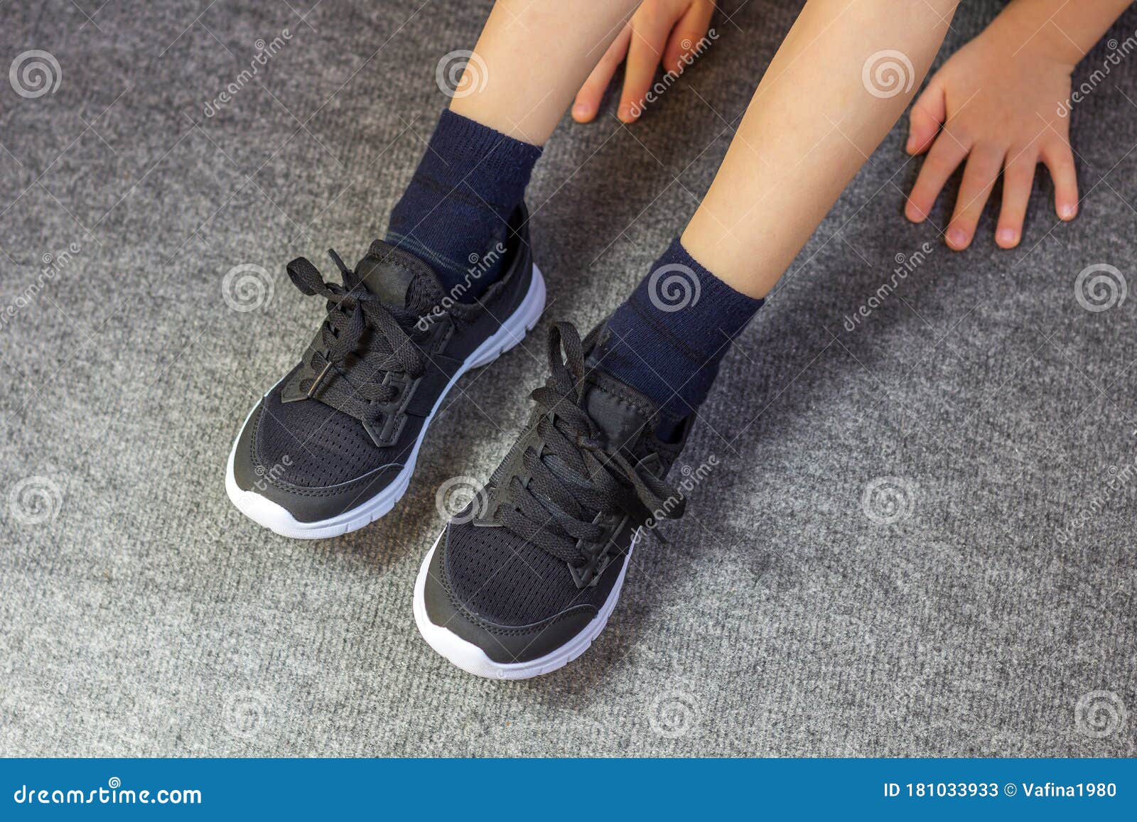 Niño Puesto Un Par De Zapatillas. Piernas De Niños En La Moda Textil Zapatillas  Negras. Niños Moda Ropa Informal Y Calle Imagen de archivo - Imagen de  cabrito, muchacho: 181033933