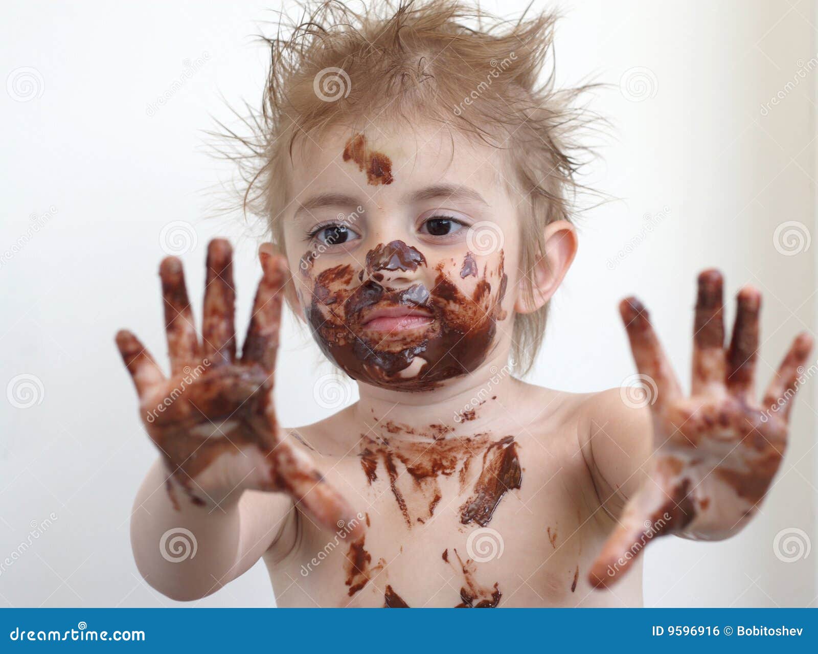 Nino Que Come El Chocolate Foto De Archivo Imagen De Chocolate Nino Que Come El Chocolate Foto De Archivo Imagen De Chocolate