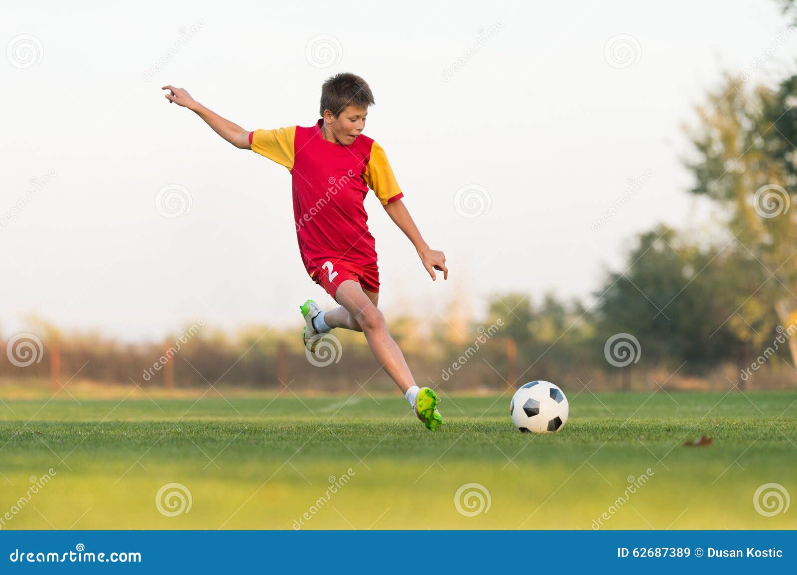 Juego De Fútbol Para Niños. Los Niños Que Golpea El Balón De