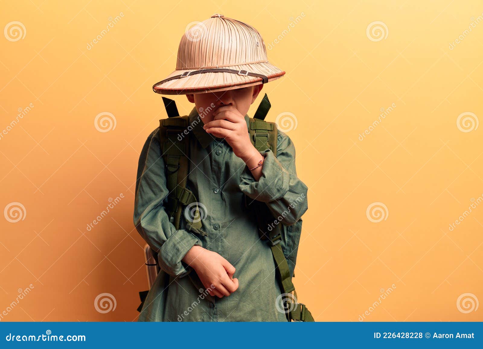 Niño Rubio Lindo Con Sombrero Explorador Y Mochila Que Se Siente Mal Y  Tosiendo Como Síntoma De Frío O Bronquitis Foto de archivo - Imagen de  enfermo, senderismo: 226428228