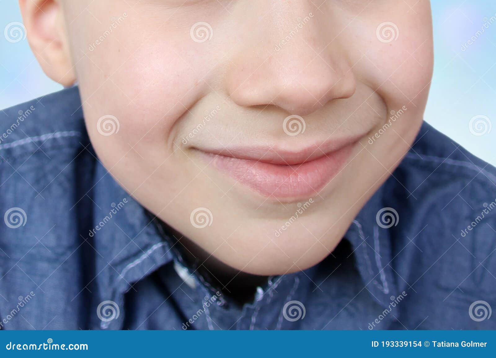 Niño Sonríe Con La Boca Cerrada Cerrando El Cierre De Un Concepto De Boca  De Niño Cuidado De La Piel De Niño Desarrollo Emocional Foto de archivo -  Imagen de oral, felicidad