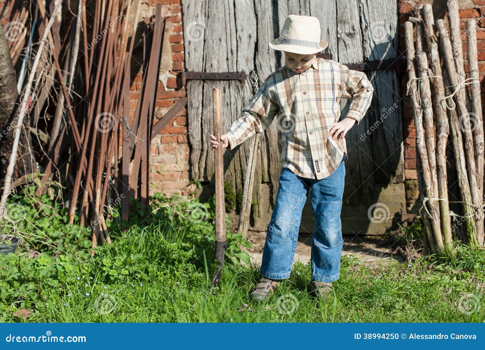 Niño Vestido Como Granjero Con El Bieldo Foto de archivo - Imagen de granero, heno: 38994250 Niño Vestido Como Granjero Con El Bieldo Foto de archivo - Imagen de granero, heno: 38994250