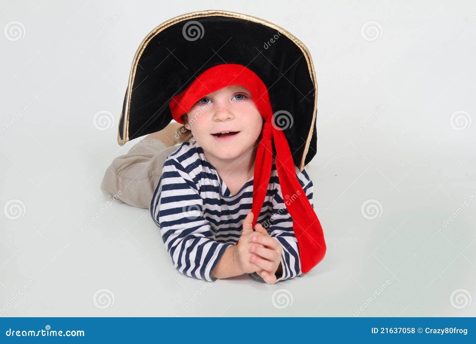 Niño Vestido Como Pirata Sobre Blanco Foto de archivo - Imagen de cara,  sombrero: 21637058