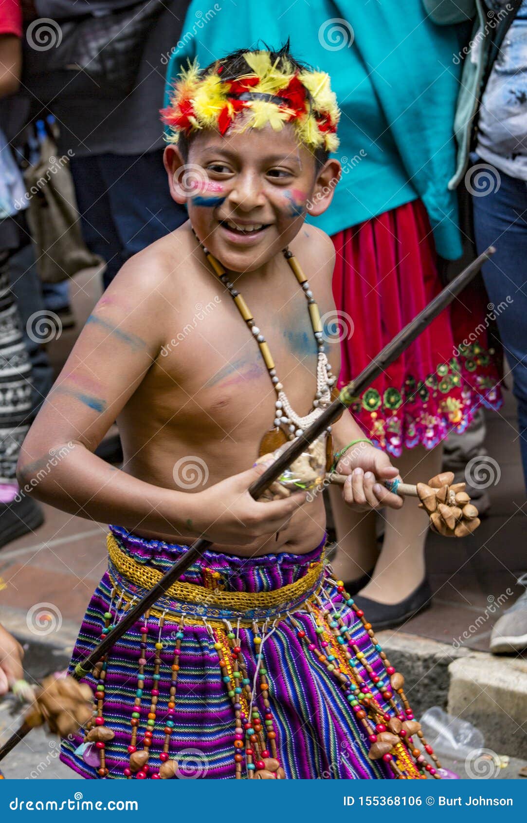 Instruir vulgar Preocupado Niño Vestido Con Traje Tradicional Nativo Para Un Desfile Foto editorial -  Imagen de calle, funcionamiento: 155368106