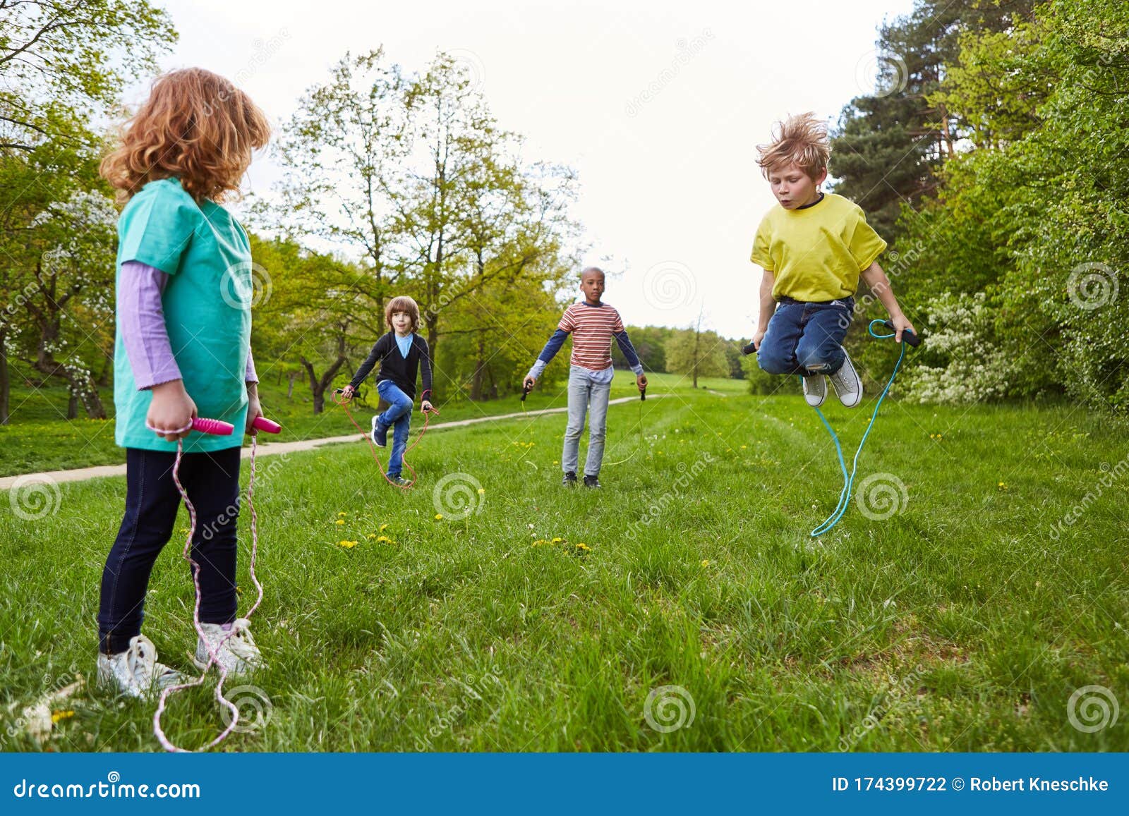 Niños Activos Juegan a Saltar La En El Parque Foto archivo - Imagen de juego, habilidad: 174399722