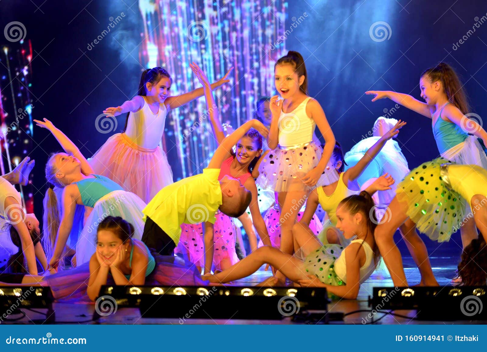 Persistente Iniciativa asignar Niños Bailando Danza Moderna Foto editorial - Imagen de hembra, bailando:  160914941