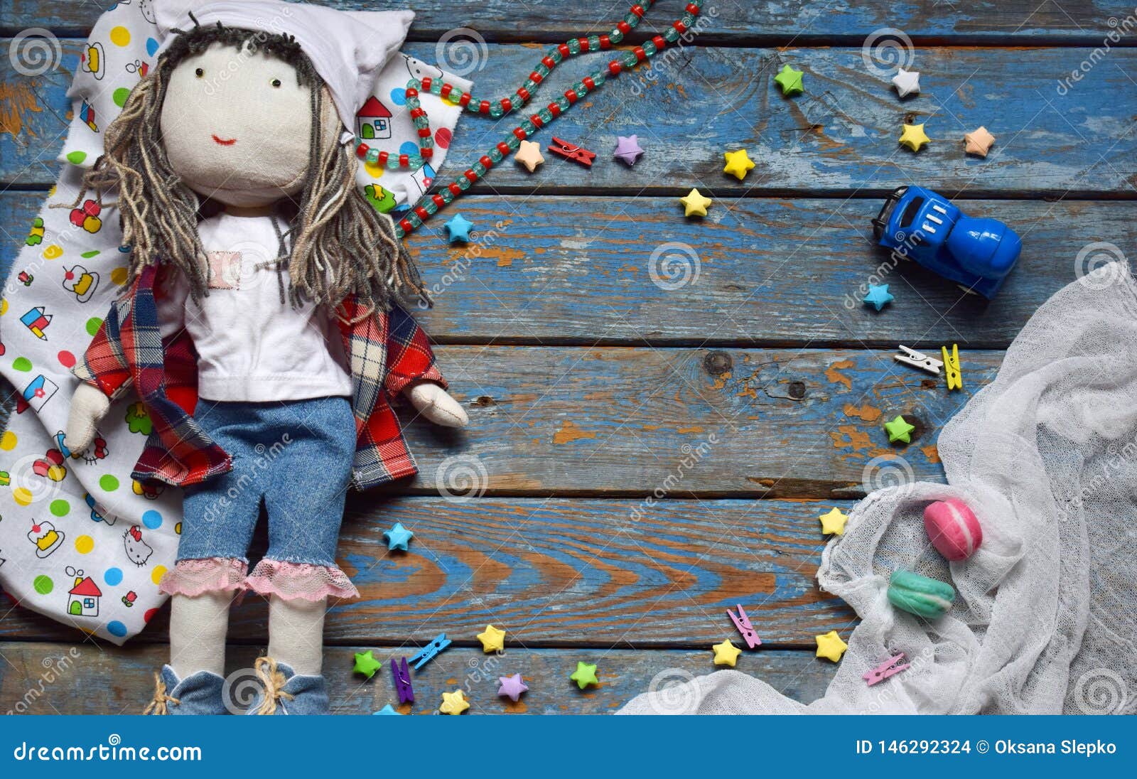 Niños Con Juguete, Muñeca, Pequeño Coche De Juguete, Estrellas De Papel Concepto De Zona Infantil Lugar Del Texto Foto de archivo - Imagen de coche, concepto: 146292324