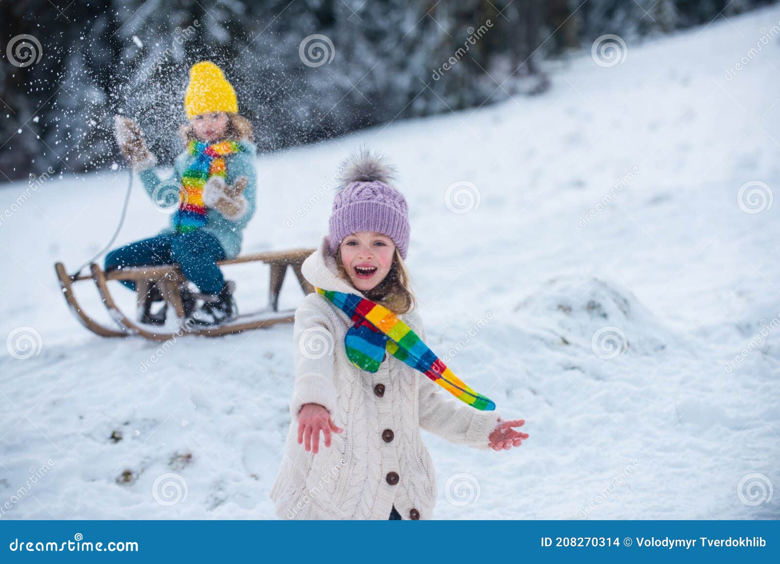 https://thumbs.dreamstime.com/z/ni%C3%B1os-con-ropa-de-colores-jugando-nieve-al-aire-libre-durante-la-nevada-ocio-activo-en-invierno-d%C3%ADas-fr%C3%ADos-208270314.jpg