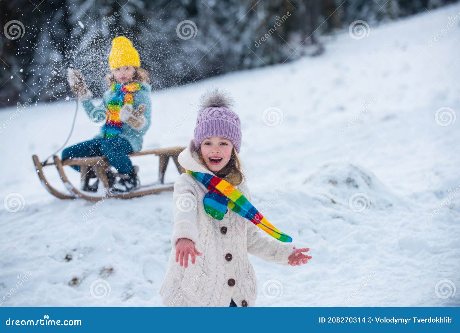 Niños Con Ropa De Colores Jugando Con Nieve Al Aire Libre Durante La  Nevada. Ocio Activo Con Niños En Invierno En Días Fríos Foto de archivo -  Imagen de gente, ropas: 208270314